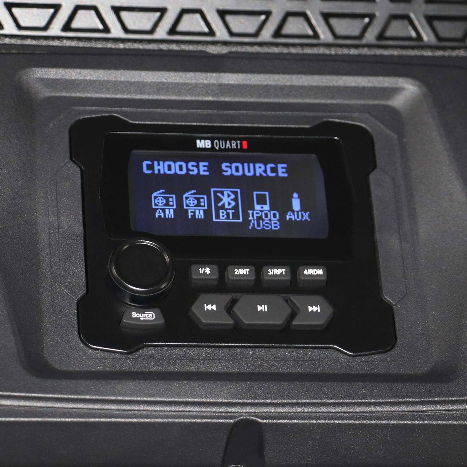 MB QUART CHOOSE SOURCE AM FM BT IPOD AUX /USB 1/INT 2/RPT 3/RDM Source