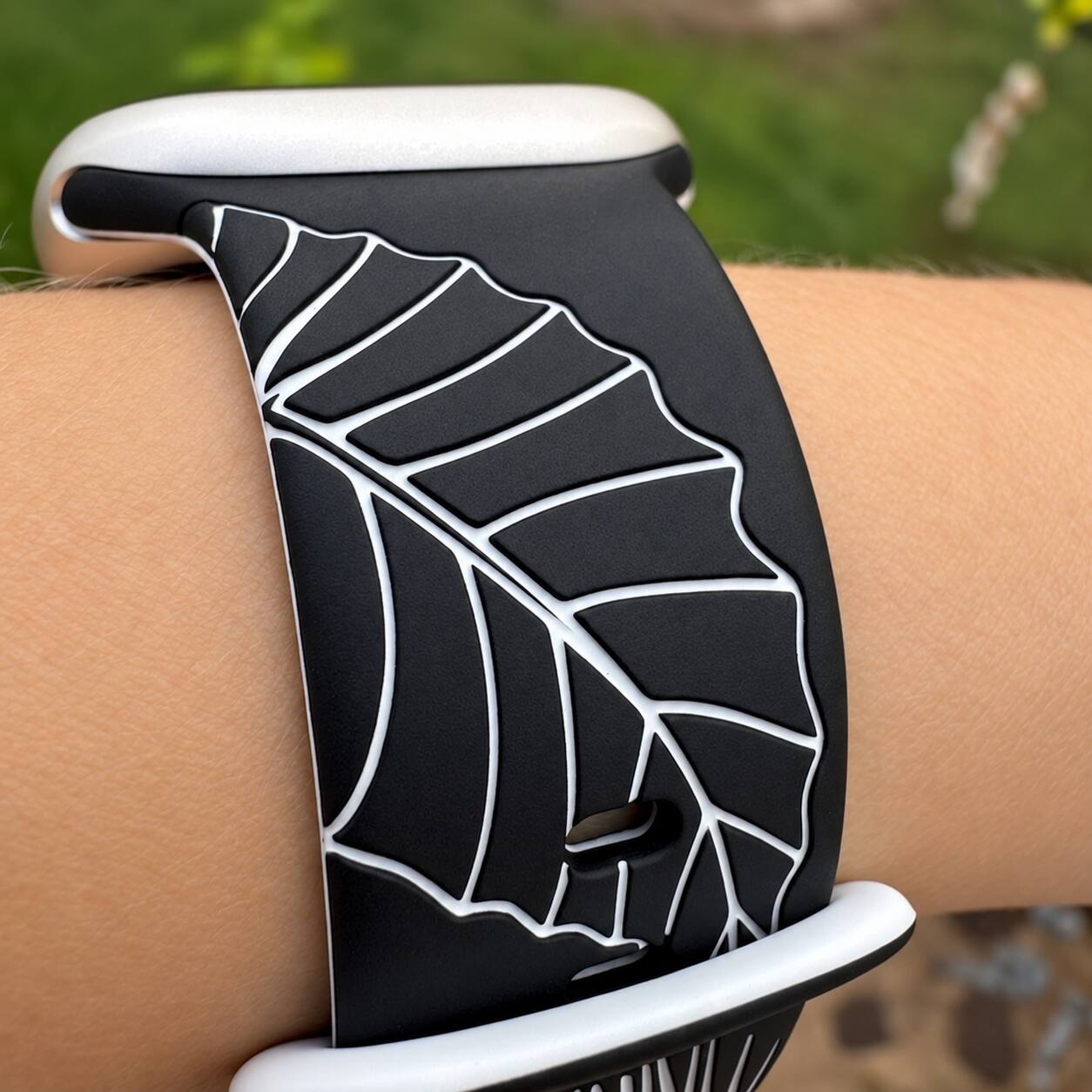 Left. ROXTRO - Black to White Tropical Engraved Two-Tone Watch Band Apple Watch Compatible SMALL WATCH 38/40/41mm (42mm Series 10 & Up) - Black to White.