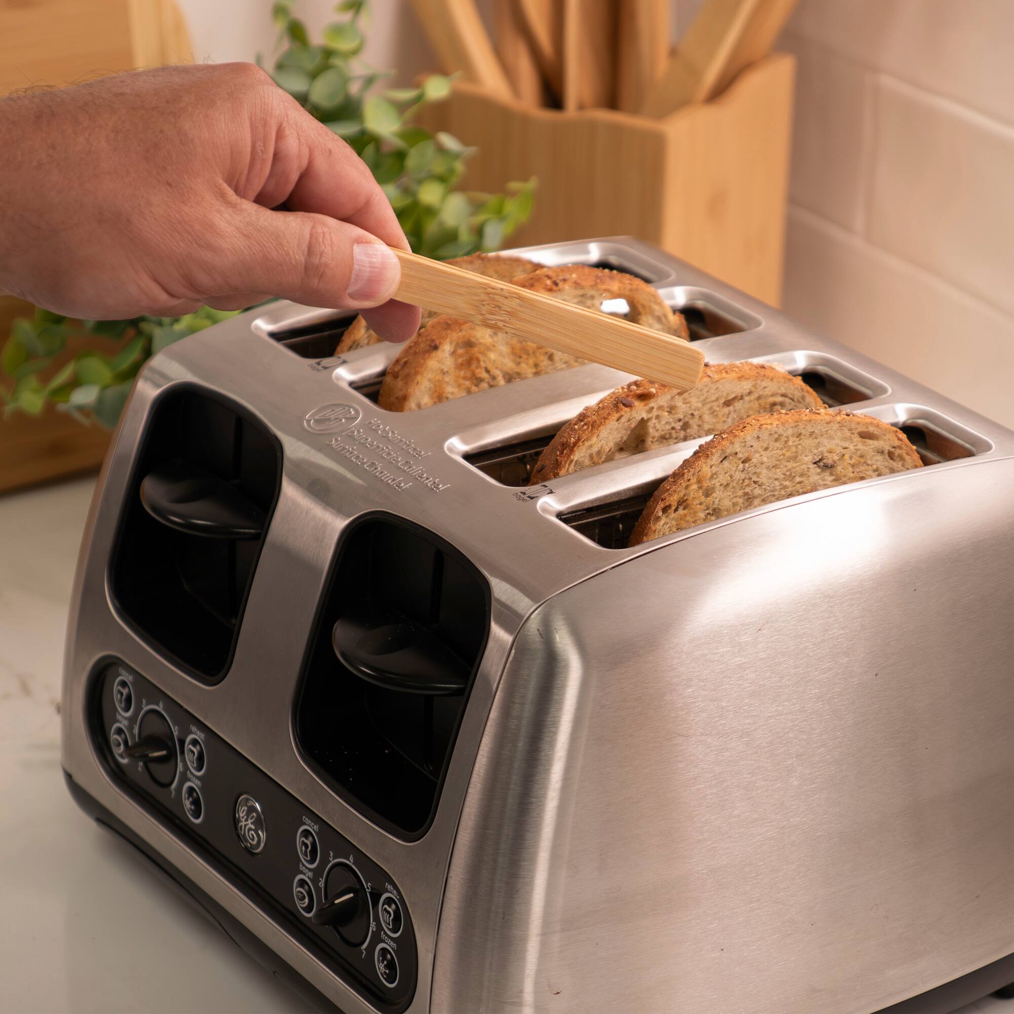 1. SercnChanel ntno ksrcihae

2. The text on the toaster reads: "Professional Stainless Steel Sandwich Maker"
