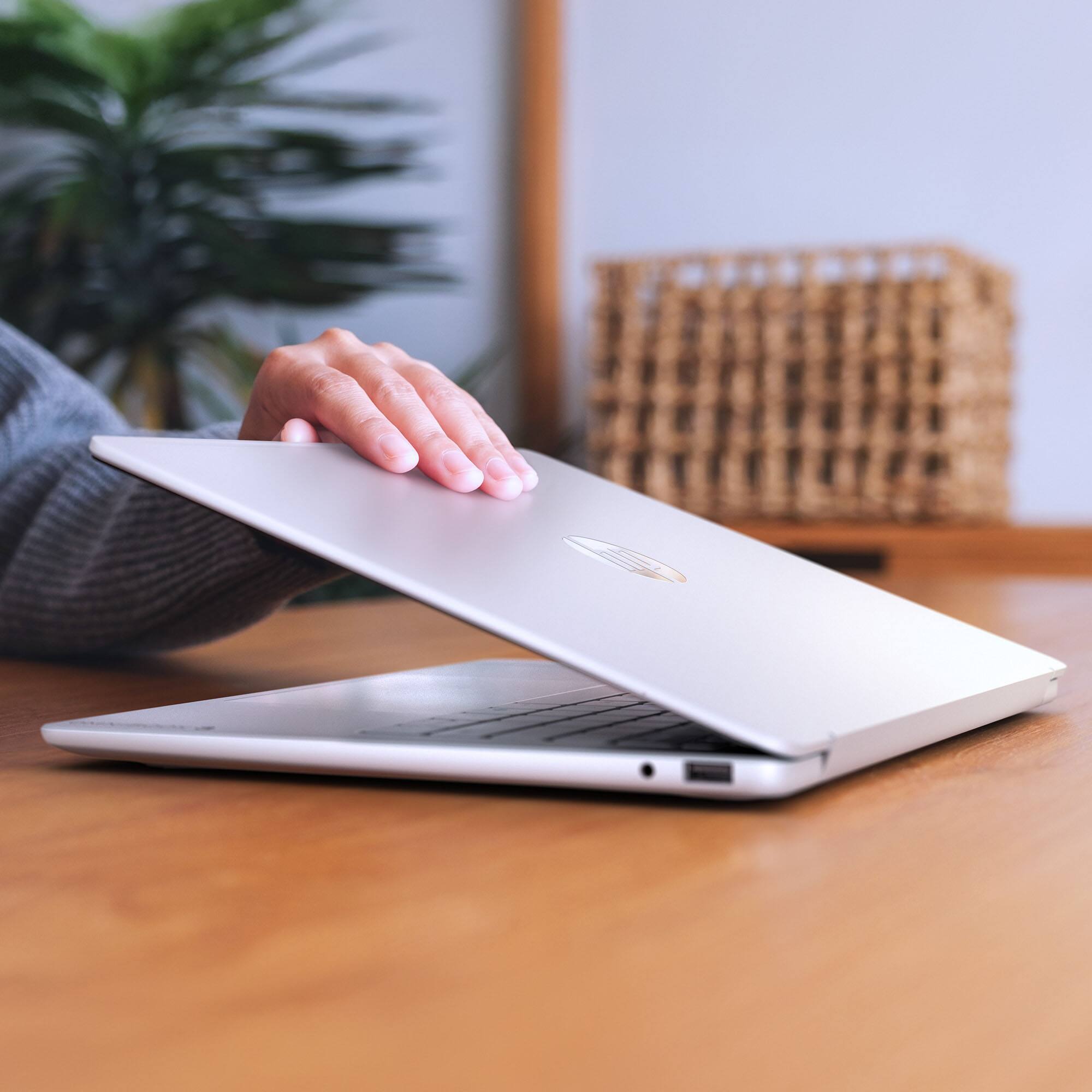 Alt View 13. HP - OmniBook 3 - 14" 2K Touchscreen Laptop - Snapdragon X - 16GB Memory - 512GB SSD - Copilot+ PC - Glacier Silver.