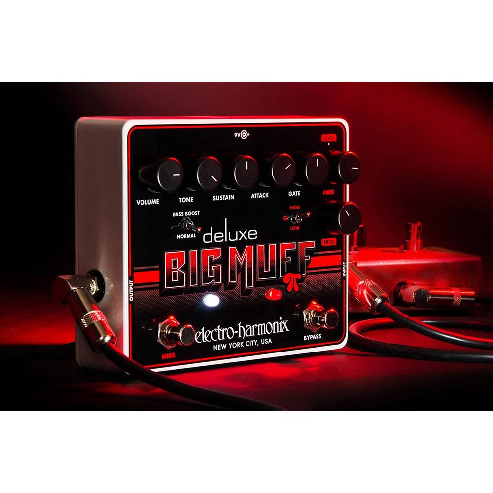 deluxe BIG MUFF  
Electro-harmonix  
NEW YORK CITY, USA  

VOLUME  
TONE  
SUSTAIN  
ATTACK  
GATE  
MIDS  
BASS BOOST  
NORMAL  

BYPASS  

INPUT  
OUTPUT  
MIDS
