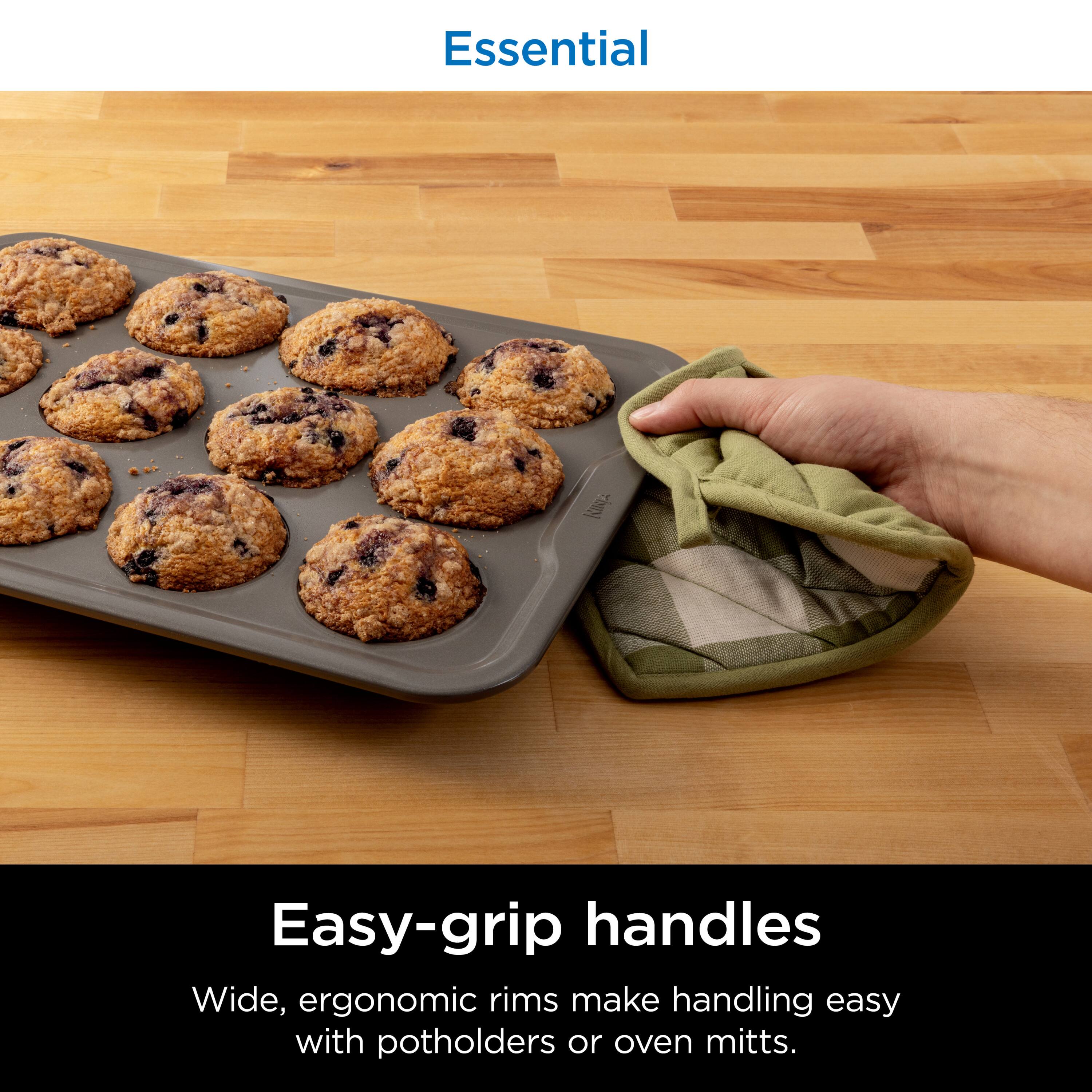 Essential

Easy-grip handles

Wide, ergonomic rims make handling easy with potholders or oven mitts.