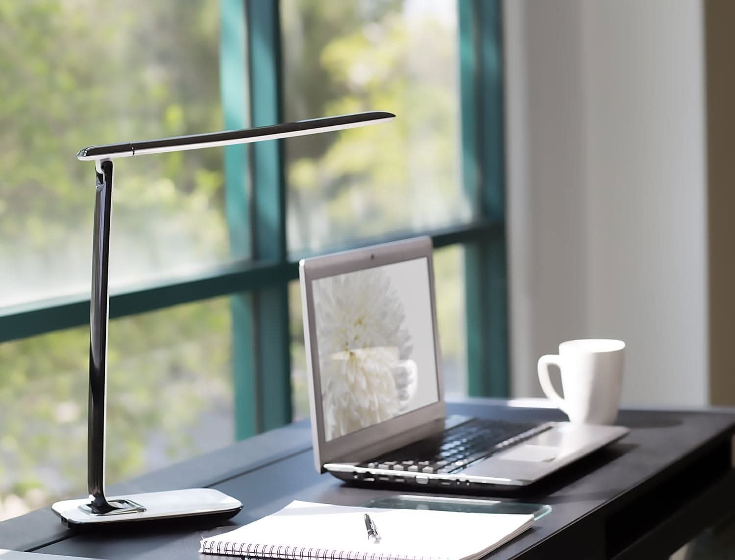 Angle. Mount-It! - LED Desk Lamp with Adjustable Neck, 5 Light Modes, 7 Brightness Levels & USB Charging Port - Black.