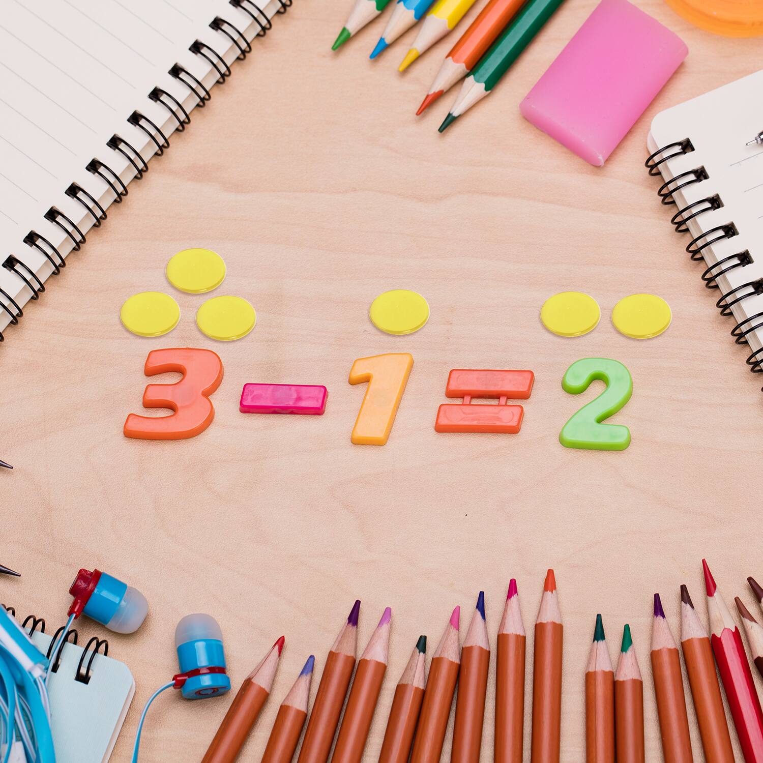 Left. GSE Games & Sports Expert - 500 Pieces of 3/4-inch Plastic Transparent Bingo Chips for Bingo Game Party (Yellow).