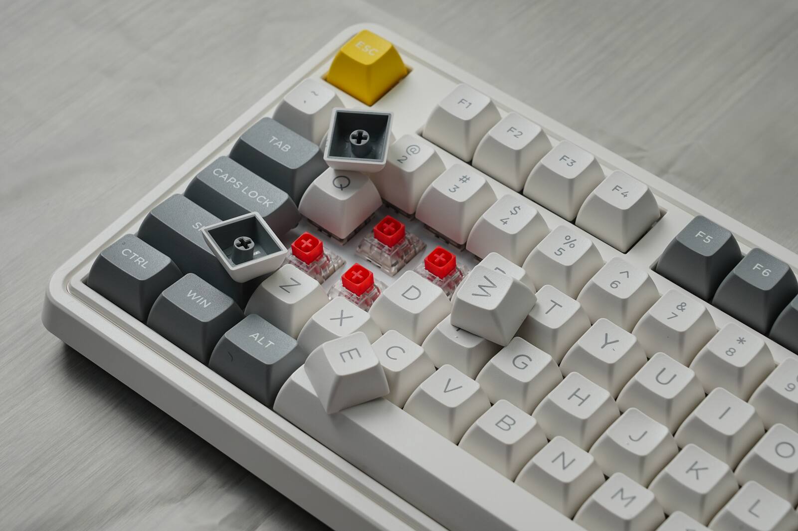 ESC CTRL ~ TAB CAPS LOCK S + + N WIN X ALT T E F1 F2 NO e 2 F3 # 3 F4 $ 4 + % F5 + 5 1 F6 W 6 6 D T 7 & 7 Y. * C 8 G V U 9 I H I J N O K M L e

Corrected text based on the image:

ESC CTRL ~ TAB CAPS LOCK S + + N WIN X ALT T E F1 F2 NO e 2 F3 # 3 F4 $ 4 + % F5 + 5 1 F6 W 6 6 D T 7 & 7 Y. * C 8 G V U 9 I H I J N O K M L e