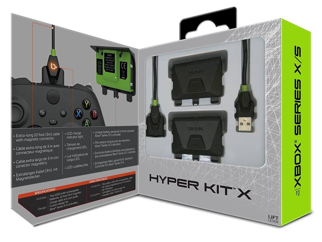 - Extra-long 10 foot (3m) cable with magnetic connector.
- Cable extra-long de 3 m avec connecteur magnétique.
- Cable extra largo de 3 m con conector magnético.
- Extralanges Kabel (3m), mit Magnetstecker.

- LED charge indicator light.
- Témoin de charge LED.
- Luz indicadora de carga LED.
- LED-Ladeleuchte.

- Unique battery designed to fit the standard Xbox Series X/S controller.
- Pile unique pour les manettes Xbox Series X/S standard.
- Exclusiva batería diseñada para adaptarse a los controladores de Xbox Series X/S estándar.
- Einzigartiger Controller für Xbox Series X/S.

- Two 1200 mAh rechargeable batteries, and user charge cable for Custom design Xbox Series X/S Controllers.
- Deux piles 1200 mAh rechargeables, et câble de charge pour les contrôleurs Xbox Series X/S personnalisés.
- Dos baterías 1200 mAh recargables, y cable de carga para controladores Xbox Series X/S personalizados.
- Zwei 1200 mAh wiederaufl