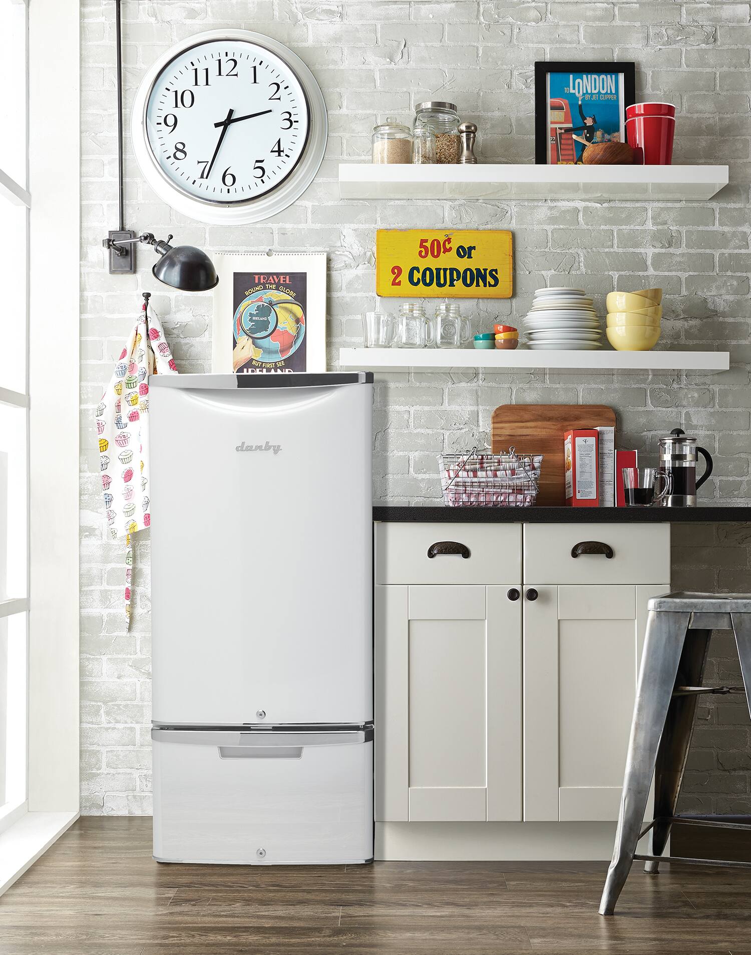 11 12 10 9 8 7 6 5 4 LONDON i . CUTPER ES TRAVEL For GOUEO DDA 50c or 2 COUPONS  d OT PITPRES4E  SAR CLL ND danby