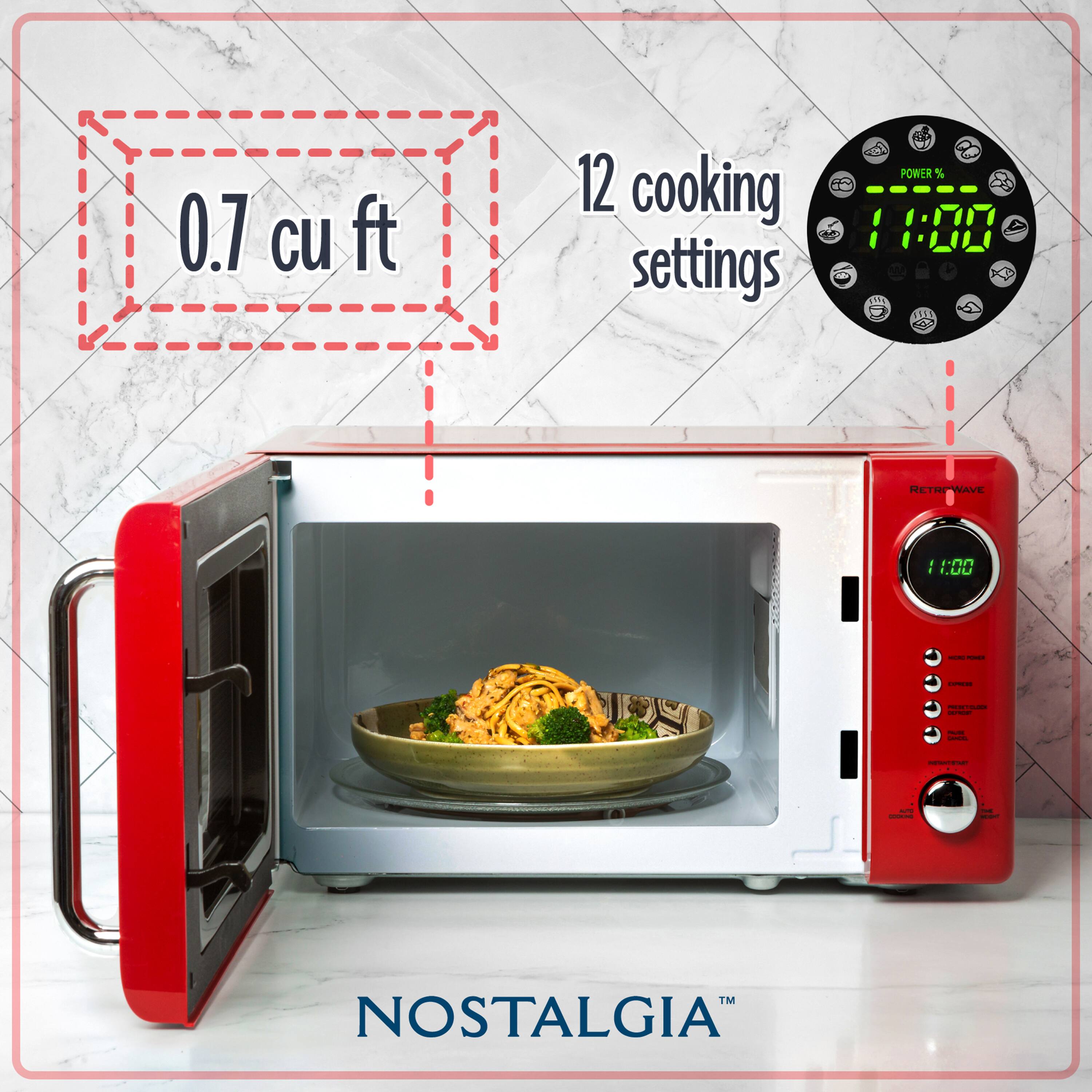 0.7 cu ft  
12 cooking settings  
POWER % 100  
11:00  
NOSTALGIA™