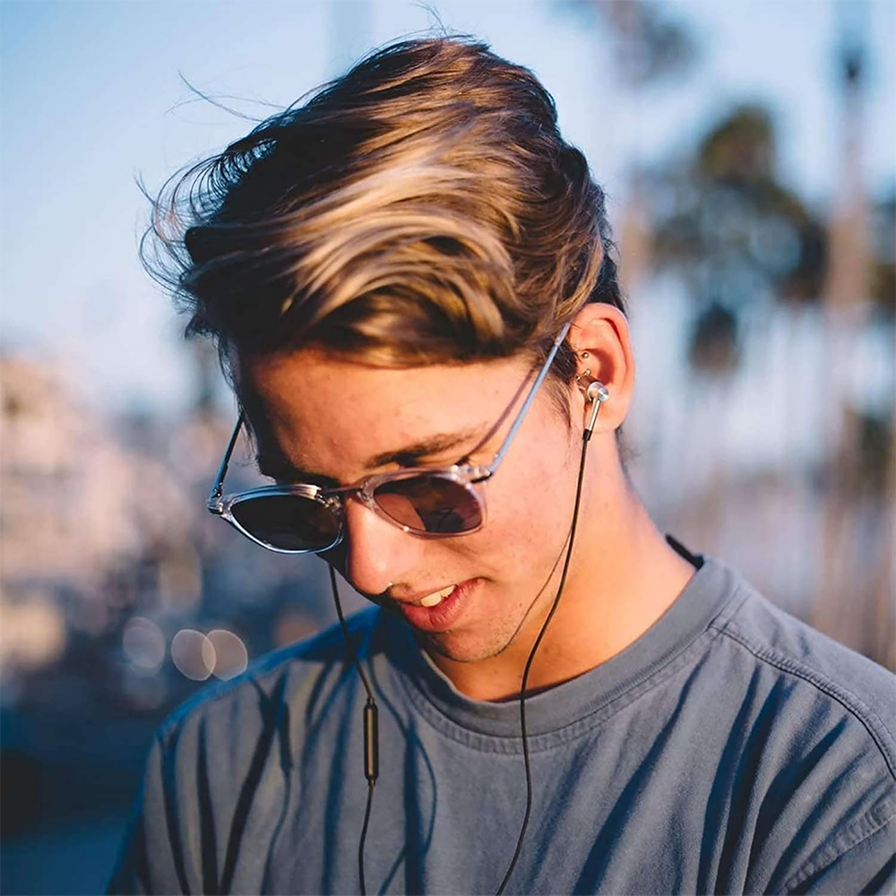 Alt View 2. 1MORE - Triple Driver In-Ear Headphones P30 - Silver.