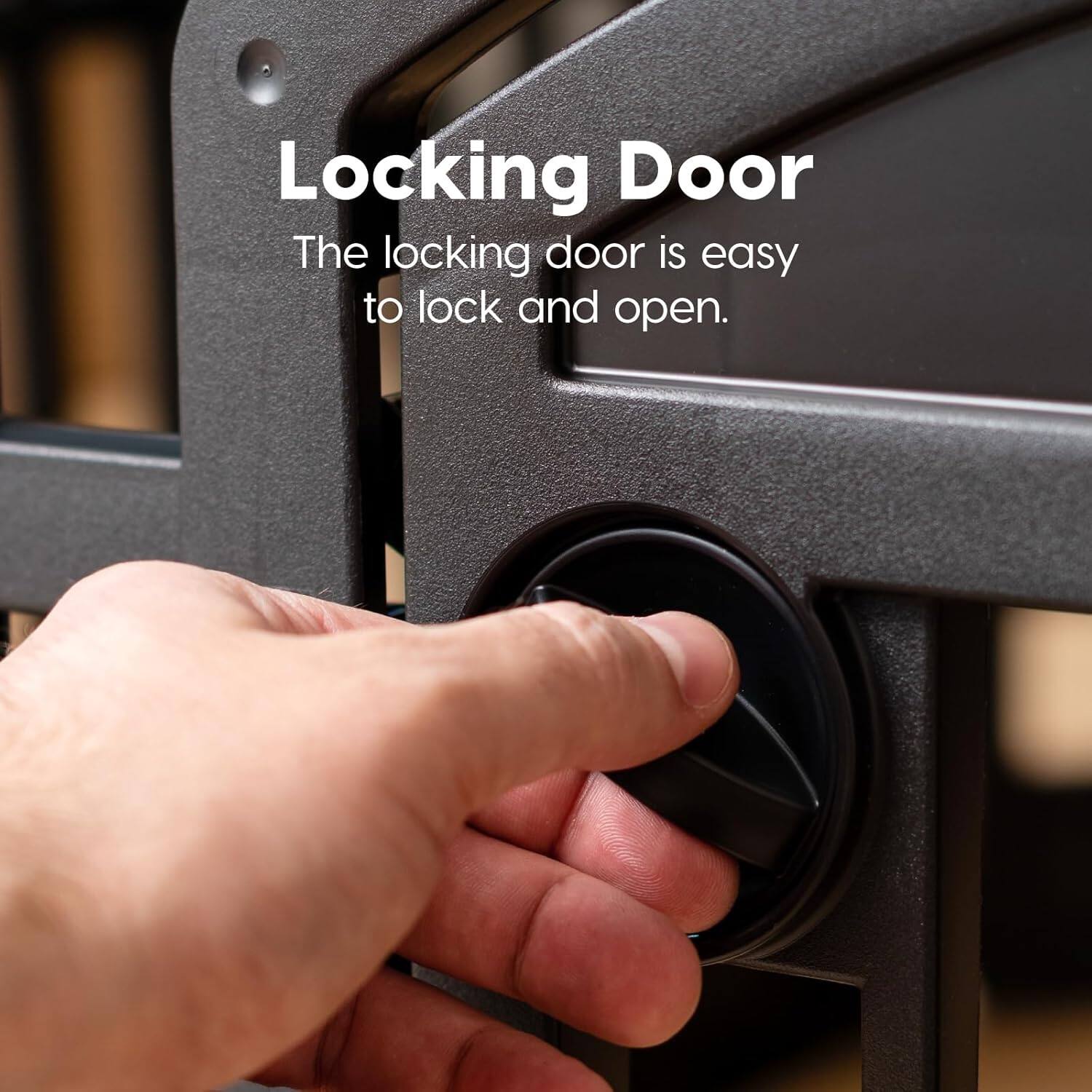 Locking Door  
The locking door is easy to lock and open.