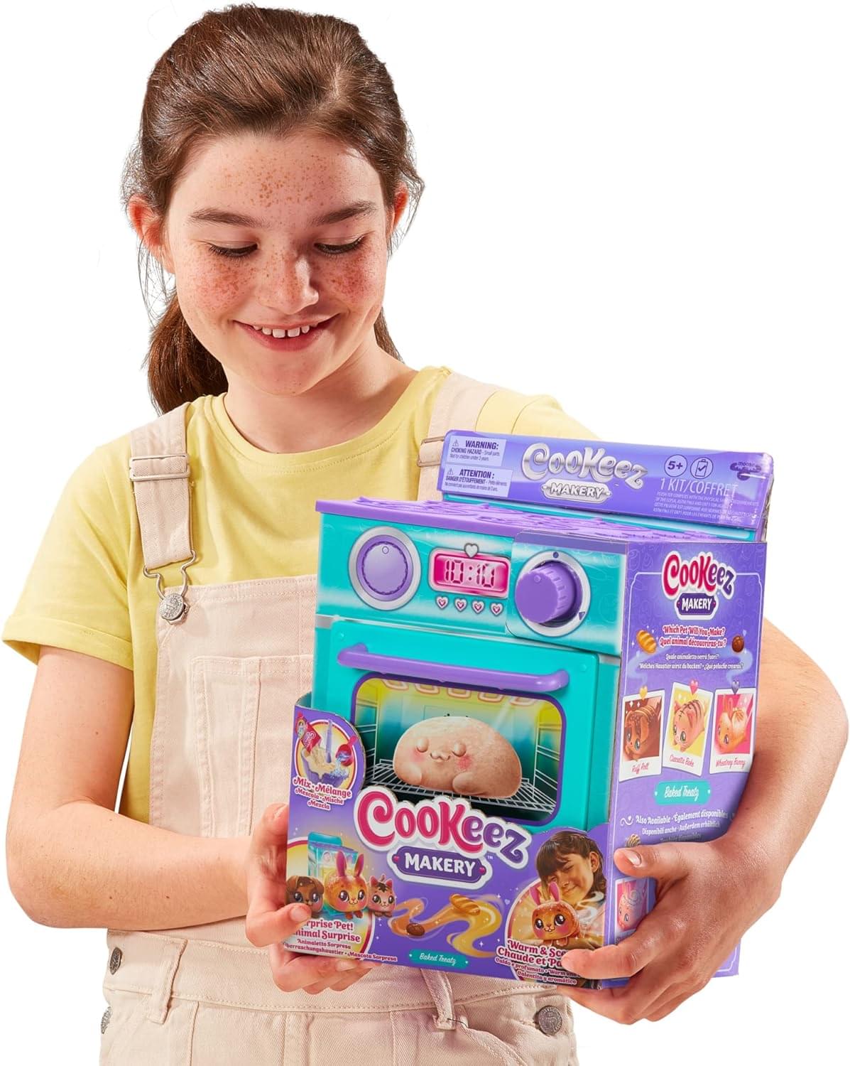 **CooKeez MAKERY**

**WARNING:**
- CHOKING HAZARD - Small parts. Not for children under 3 years.
- ATTENTION: RISQUE DE NOYADE - Petite pièce. Ne convient pas aux enfants de moins de 3 ans.

**1 KIT / COFFRET**

**CooKeez MAKERY**

**Warm & Soft**
- Chaud et doux

**Surprise Pet!**
- Animal Surprise

**Mix & Melt**
- Mélange - Mélangez et faites fondre

**Baked & Ready**
- Prêt à cuire

**Includes:**
- 1 CooKeez MAKERY
- 1 Surprise Pet
- 1 Mix & Melt
- 1 Baked & Ready

**Ages:**
- 5+