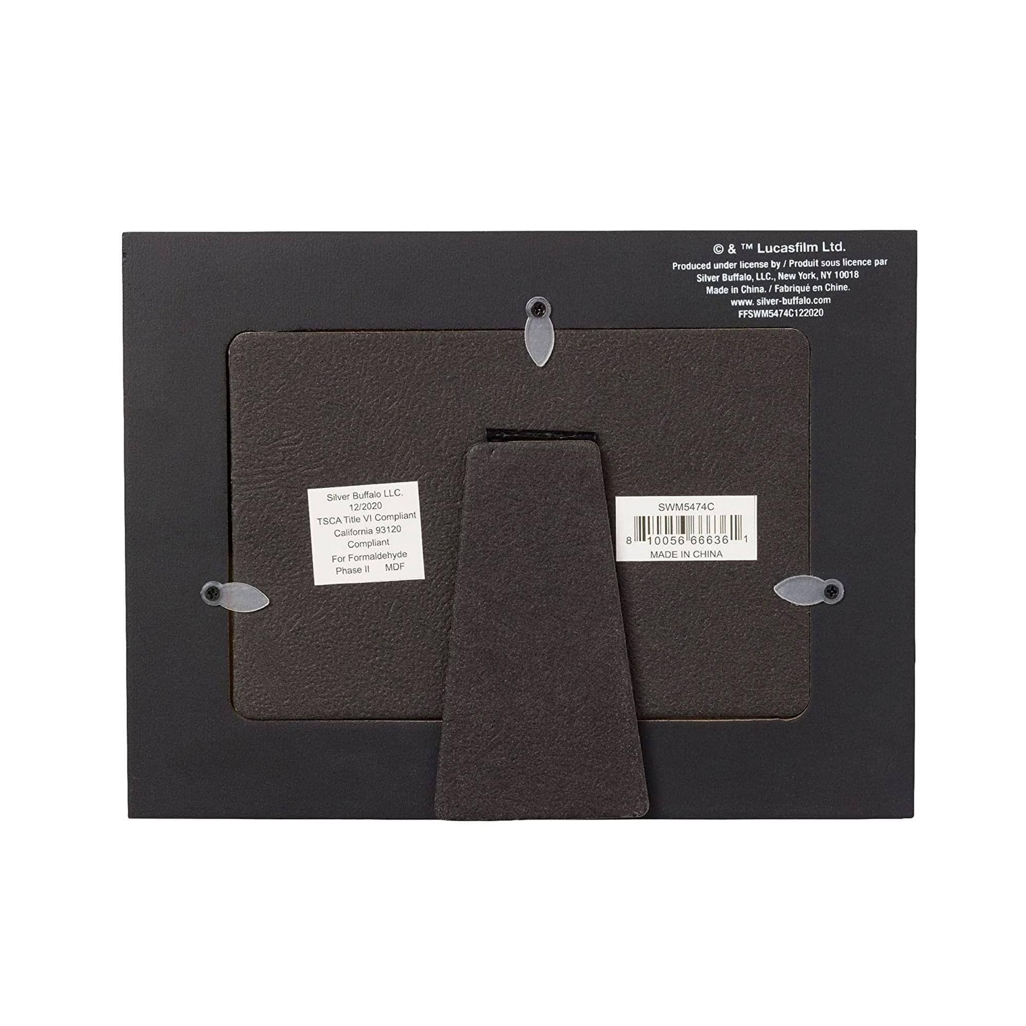 & © Lucasfilm Ltd.  
Produced under license by Produit sous licence par Silver Buffalo LLC.  
New York, NY 10018  
Made in China.  
www.silver-buffalo.com  
FFSWM5474C122020  
Silver Buffalo LLC  
12/2020  
TSCA Title VI Compliant  
California 93120  
Compliant Por Formaldehyde Phase II MDF  
SWM5474C  
MADE IN CHINA  

8 10056 66636 1  
MADE IN CHINA