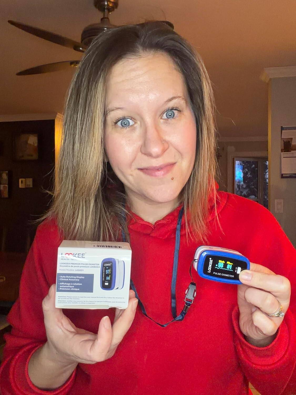 3NE HaEE KEE VCC ALE LOUERS PREUM PLME CAIITER LEOHEE

Chometre de aus p LOGREES LASGEN 971 Auto rotating Display sl Cntcal Accuracy Aftchage a rntation spifematue Precision -ique LOOKEE 98 81 PULSE OXIMETER

LOOKEE
Health & Wellness
Oxygénoire de poche
Pulse Oximeter
Model/Médical LX3001

- Auto Rotating Display
- Affichage automatique
- Precision clinique