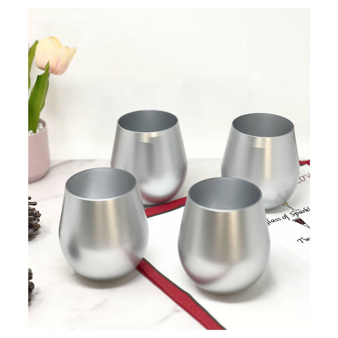 A glass of Sparkling  
Tw