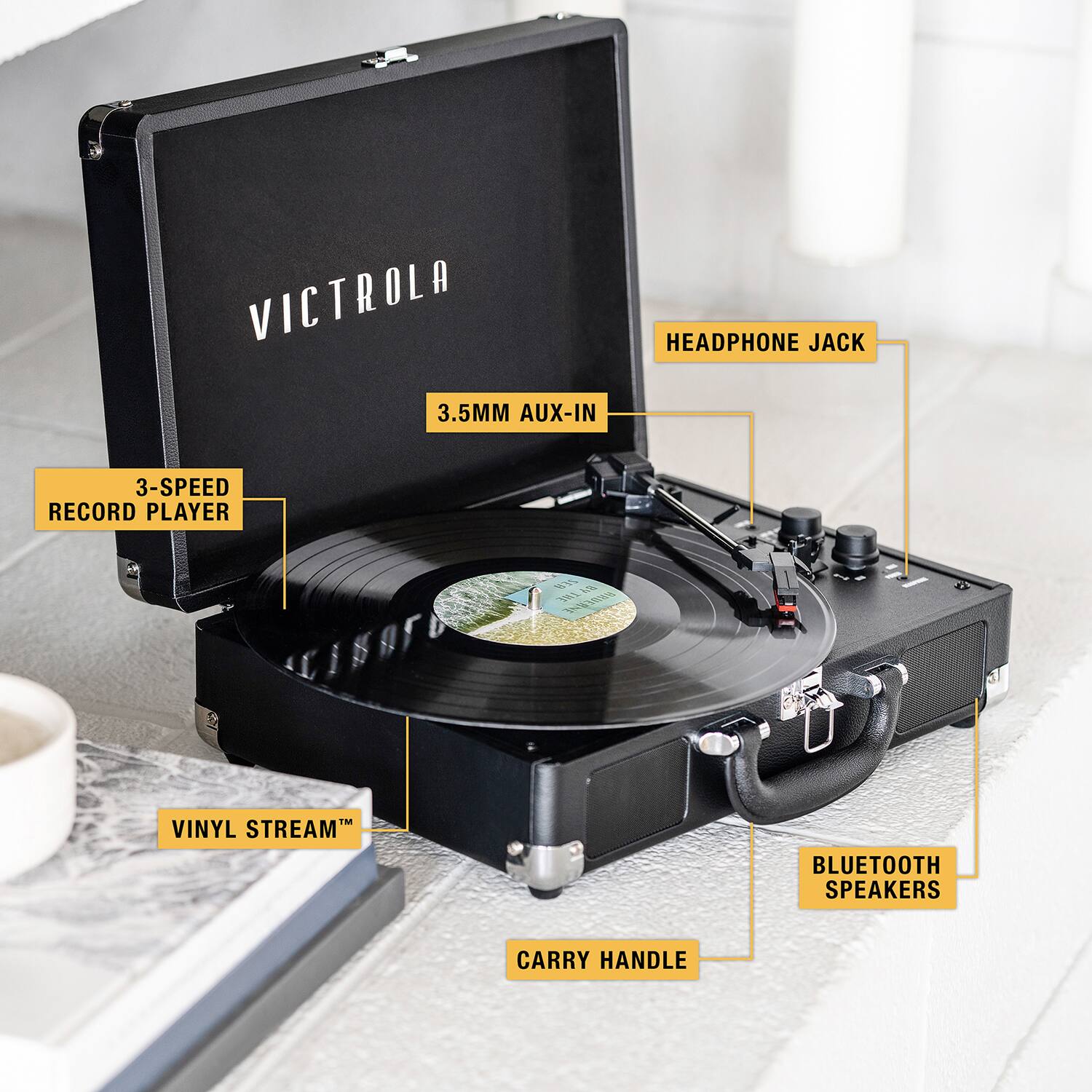 VICTROLA  
3-SPEED RECORD PLAYER  
3.5MM AUX-IN  
HEADPHONE JACK  
VINYL STREAM™  
BLUETOOTH SPEAKERS  
CARRY HANDLE