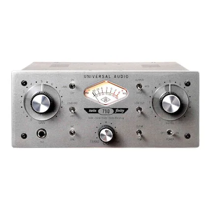 UNIVERSAL AUDIO
710 finity
twin
Tube - Solid State - Tone-Blending
GAIN
1 2 3 4 5 6 7 8 9 10
15dB PAD
LOW CUT
1 2 3 4 5 6 7 8
OUTPUT
MIR
DRIVE
0 10 20 30 40 50 60 70 80 90 100 110 120 130 140 150
VU METER
LEVEL
0 10 20 30 40 50 60 70 80 90 100
MIC
LINE
TRANS
HI-Z
POWER
ON/OFF
48V
ON/OFF
OUT
IN
OUT
