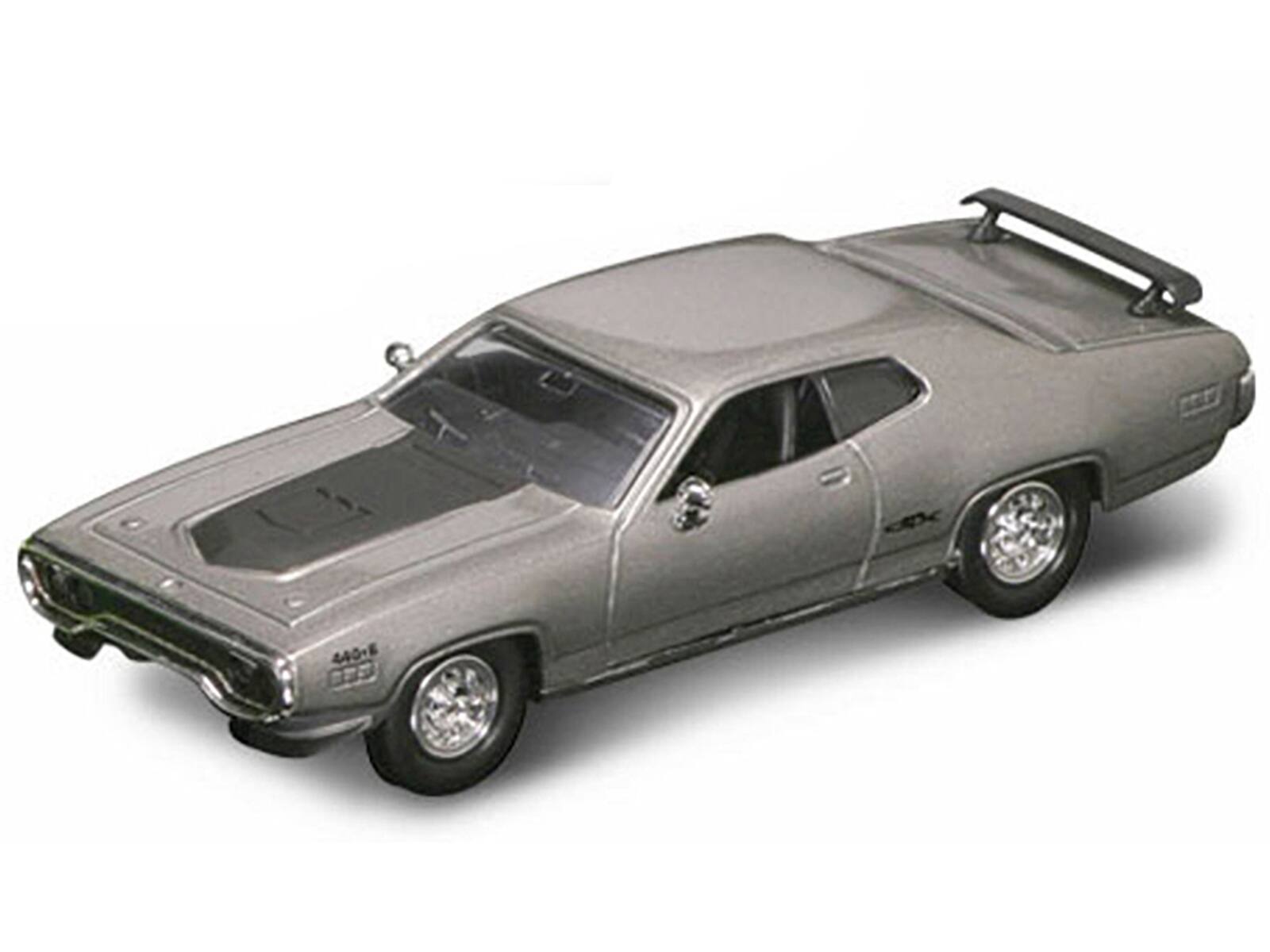 Alt View 1. Road Signature - 1971 Plymouth GTX 440 6 Pack Silver 1/43 Diecast Model Car by Road Signature.