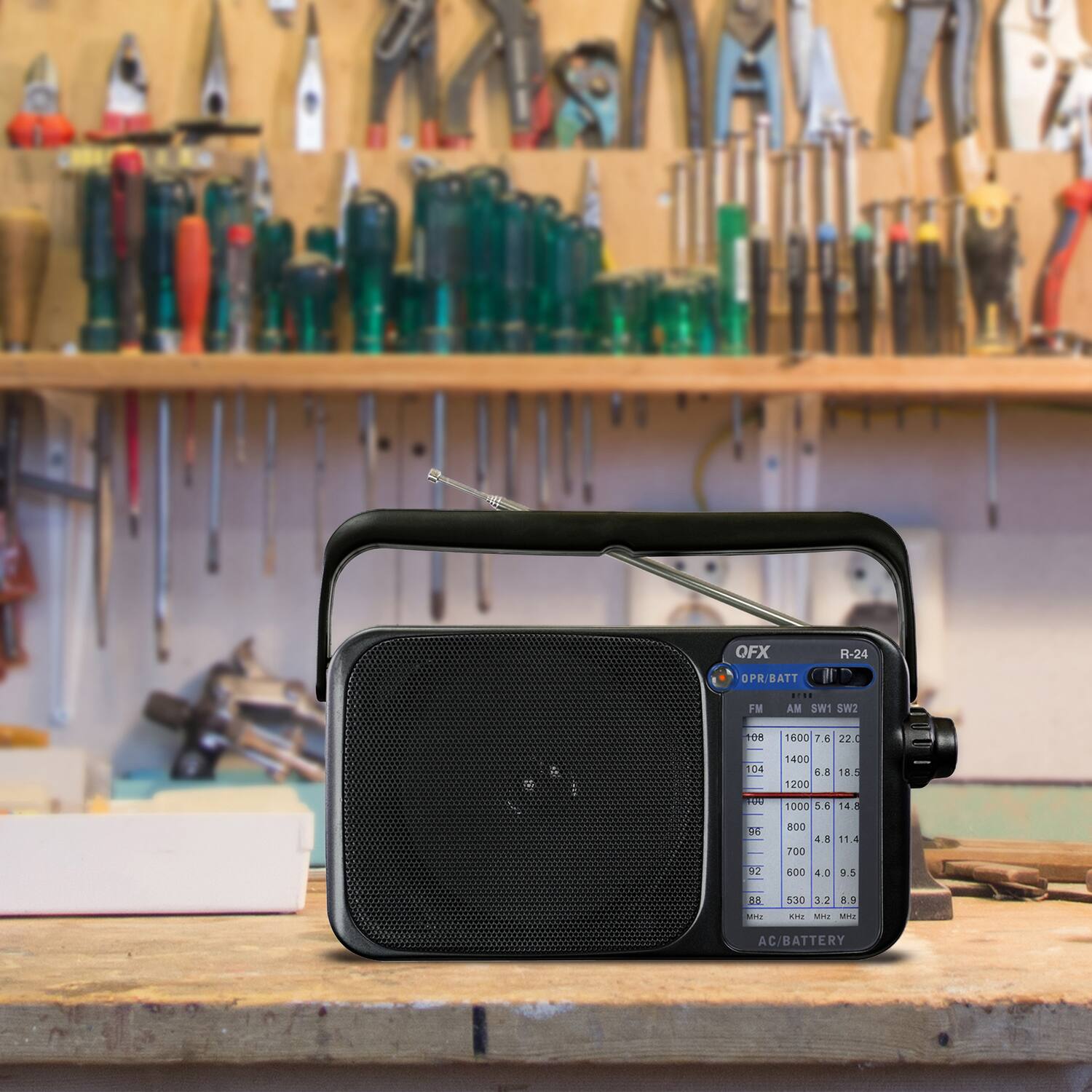 OFX R-24  
OPR/BATT  
FM  
AM  
SWT SW2  
208 1600 7.6 22.0  
104 1400 6.8 18.5  
1200 E 1000 A 14  
D-l 800 4.8 11.4  
700 C2 400 4.0 3.5  
530 32  
...  
wint  
Mm2  
AC/BATTERY