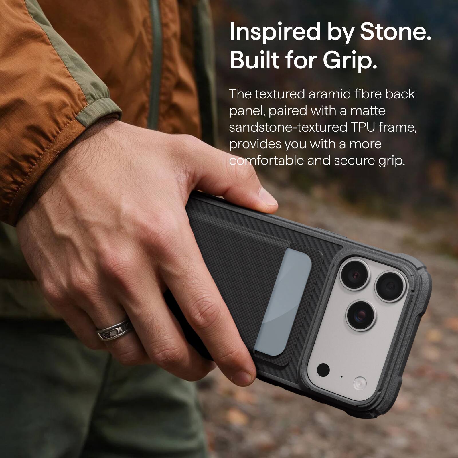 Inspired by Stone.  
Built for Grip.  

The textured aramid fibre back panel, paired with a matte sandstone-textured TPU frame, provides you with a more comfortable and secure grip.