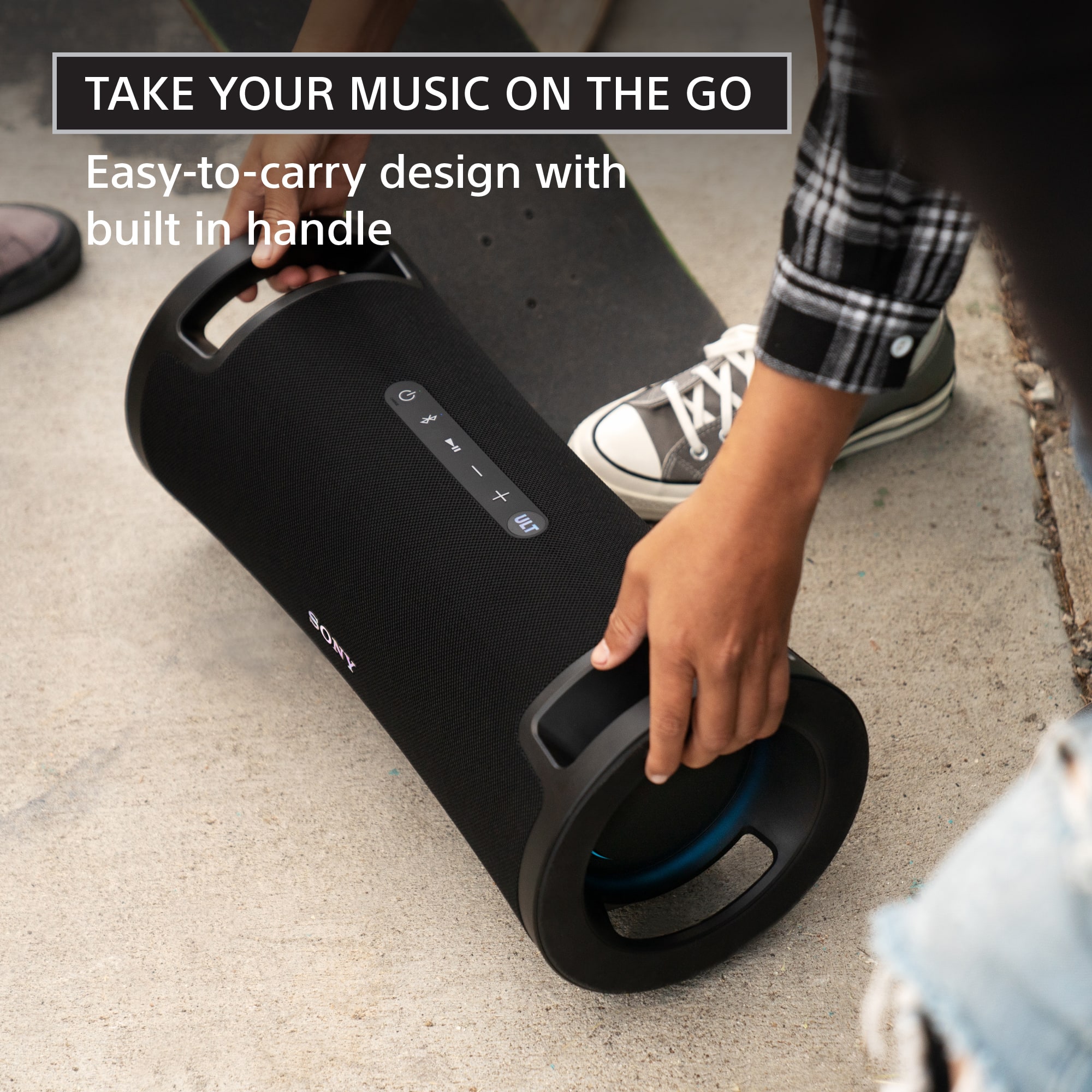 TAKE YOUR MUSIC ON THE GO Easy-to-carry design with built-in handle