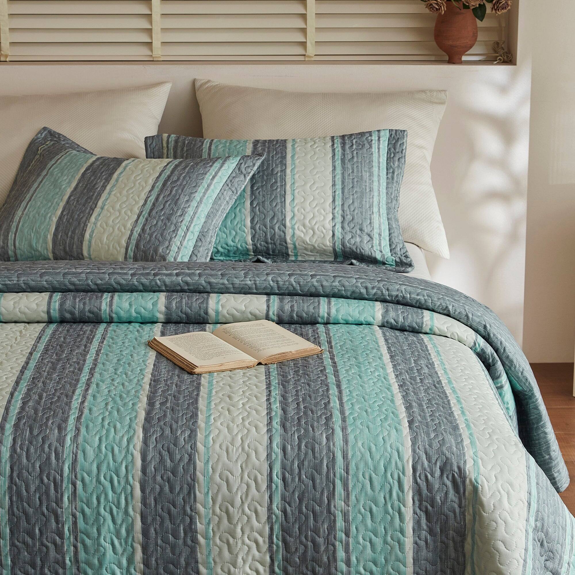 Angle. MarCielo - MarCielo 3-Piece Lightweight Modern Striped Quilt Bedspread Set - Multiple colors.
