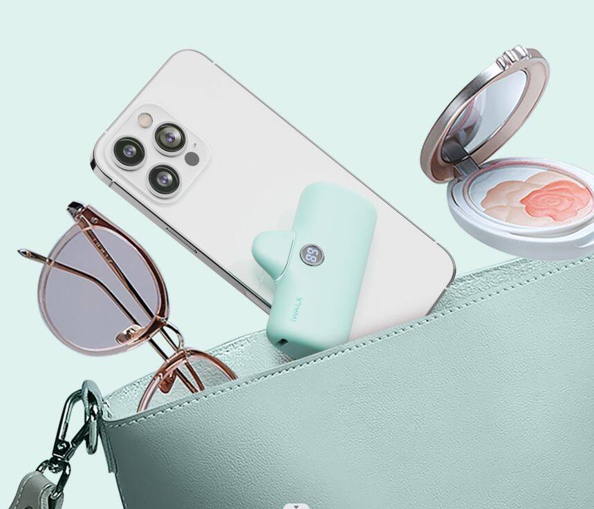 Left. iWalk - iWALK Small USB C Portable Phone Charger 4500mAh - Green.