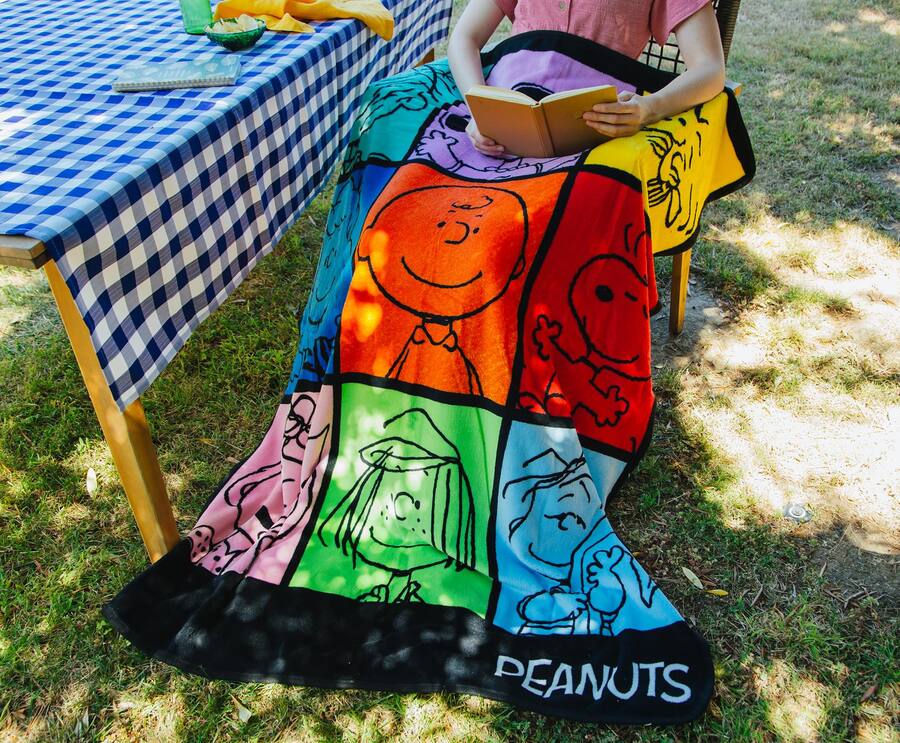 Silver Buffalo Coperta In Pile Peanuts 100x150 Cm - Personaggi Charlie Brown E Snoopy Su Griglia Colorata