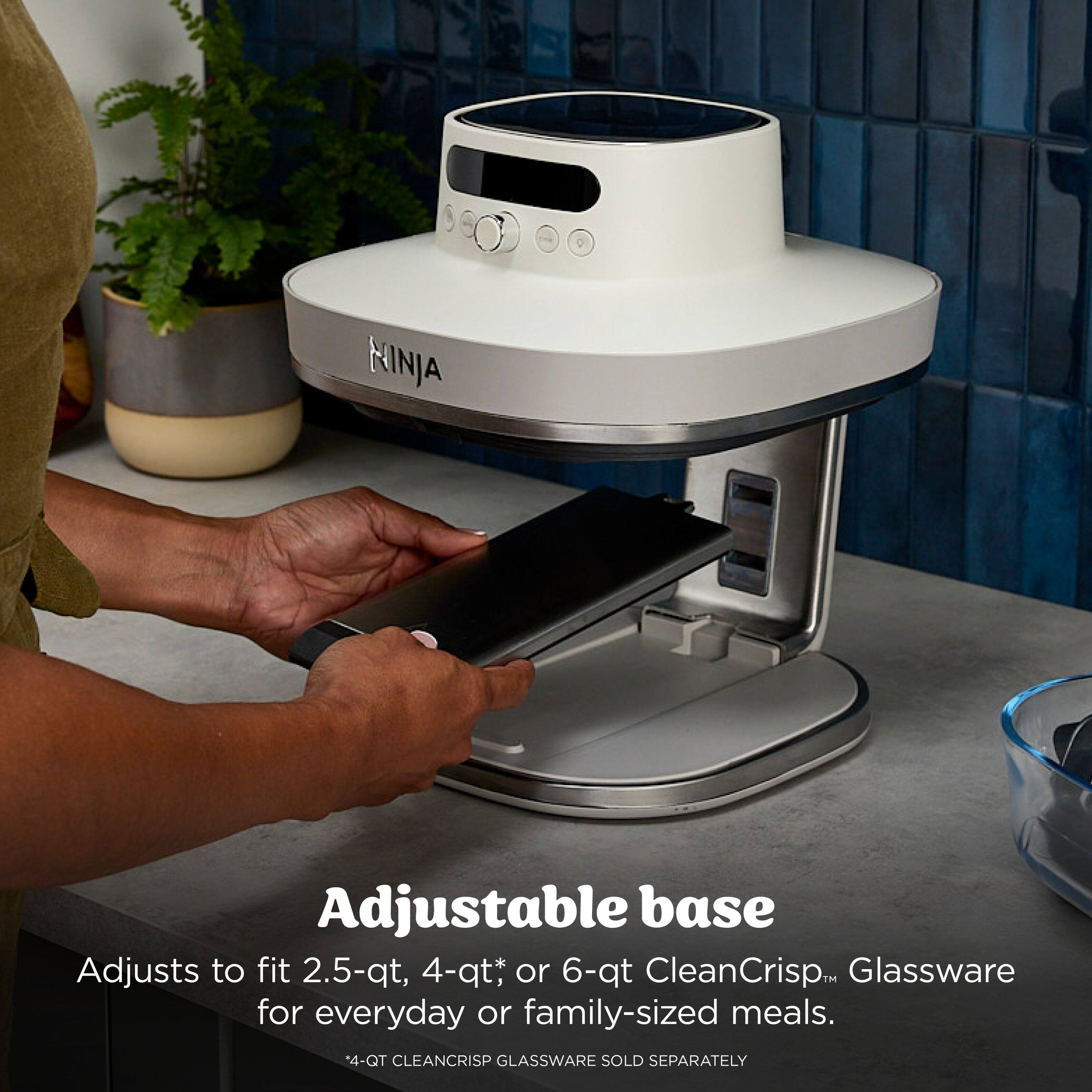 NINJA Adjustable base  
Adjusts to fit 2.5-qt, 4-qt*, or 6-qt CleanCrisp™ Glassware for everyday or family-sized meals.  
*4-QT CLEANCRISP GLASSWARE SOLD SEPARATELY