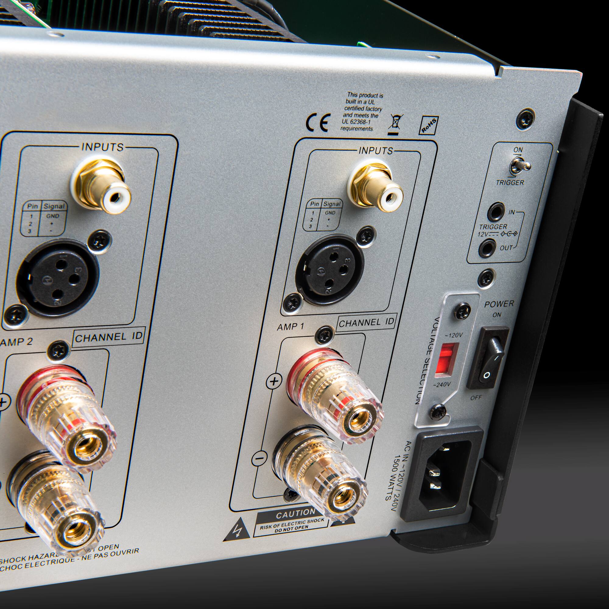 INPUTS

The product is built in a CE certified factory and meets the UL 62368-1 requirements

Pin Signal
1 GND
2 Signal

TRIGGER
12V - IN
OUT

CHANNEL ID

POWER
ON
OFF

VOLTAGE SELECT
-120V
-240V

CAUTION
RISK OF ELECTRIC SHOCK
DO NOT OPEN
CHOC ÉLECTRIQUE - NE PAS OUVRIR

AMP 1
AMP 2

AC IN
1500 WATTS
120V - 240V