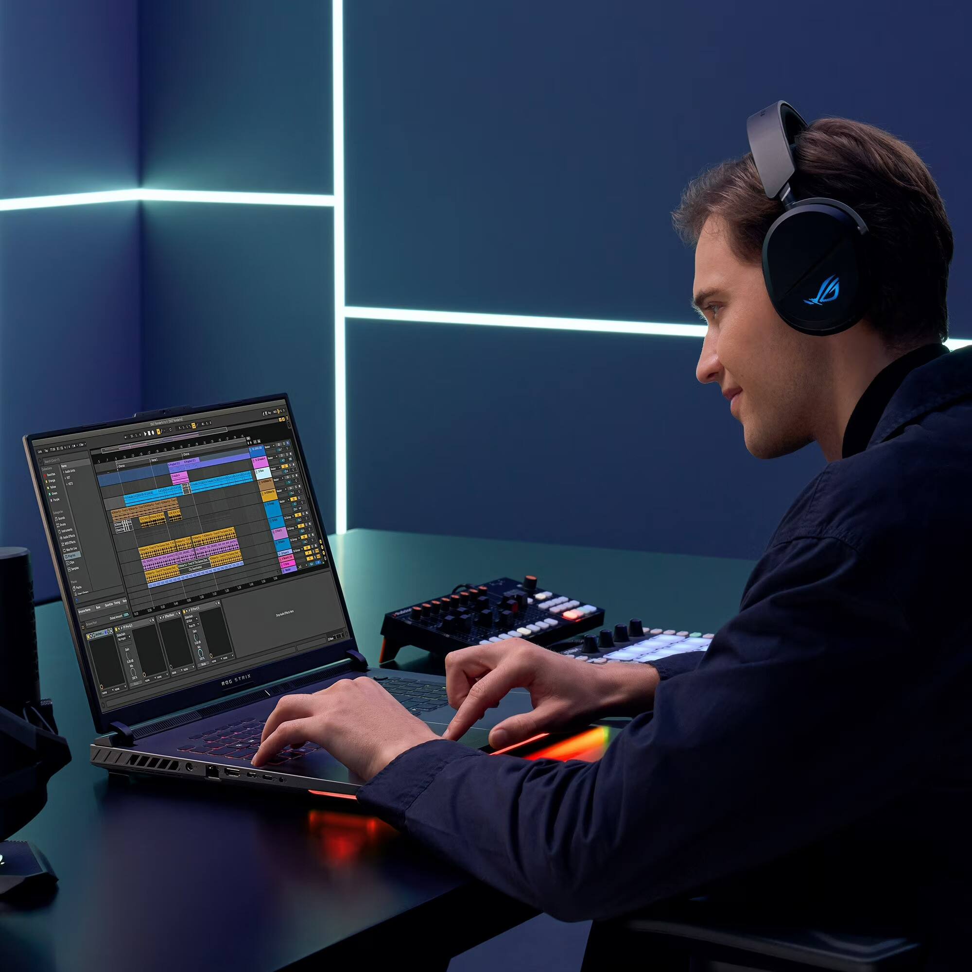 Alt View 4. ASUS - ASUS ROG Strix G18 Gaming Laptop, 18” WQXDA 240Hz - AMD Ryzen 9 9955HX, 32GB RAM, 1TB SSD, RTX 5070, Win 11, G814FP-WS96 - Eclipse Gray.