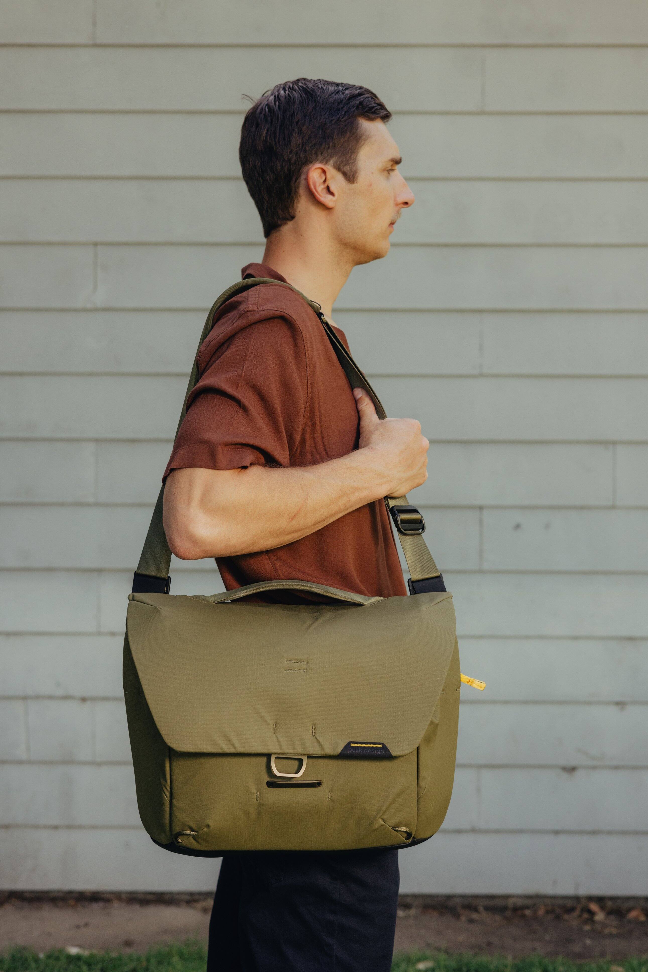 Left. Peak Design - Everyday Messenger 13L v2 - Kelp.