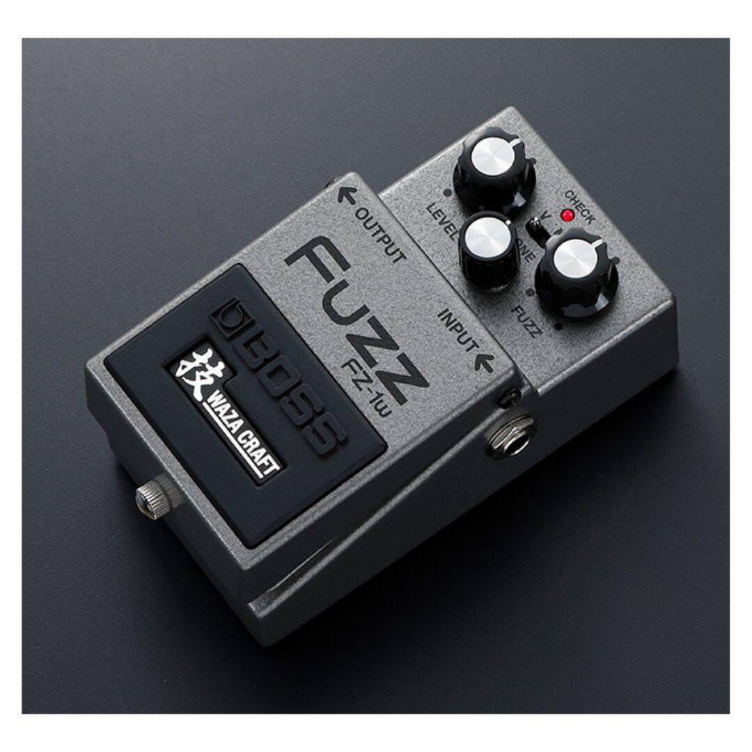 LEVEL < CHECK OUTPUT ONE  
DBOSS WAZA FUZZ FZ FZ-1w mL INPUT T FUZZ CRAFT