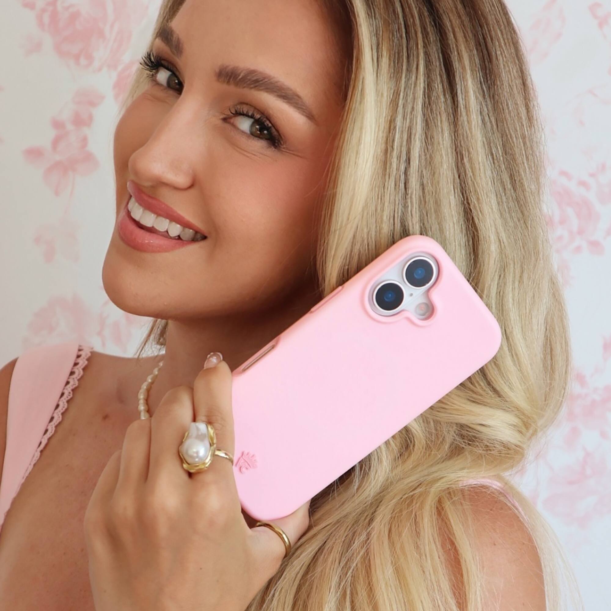 Alt View 5. VELVET CAVIAR - MagSafe Case for Apple iPhone 17 - Strawberry Milk.