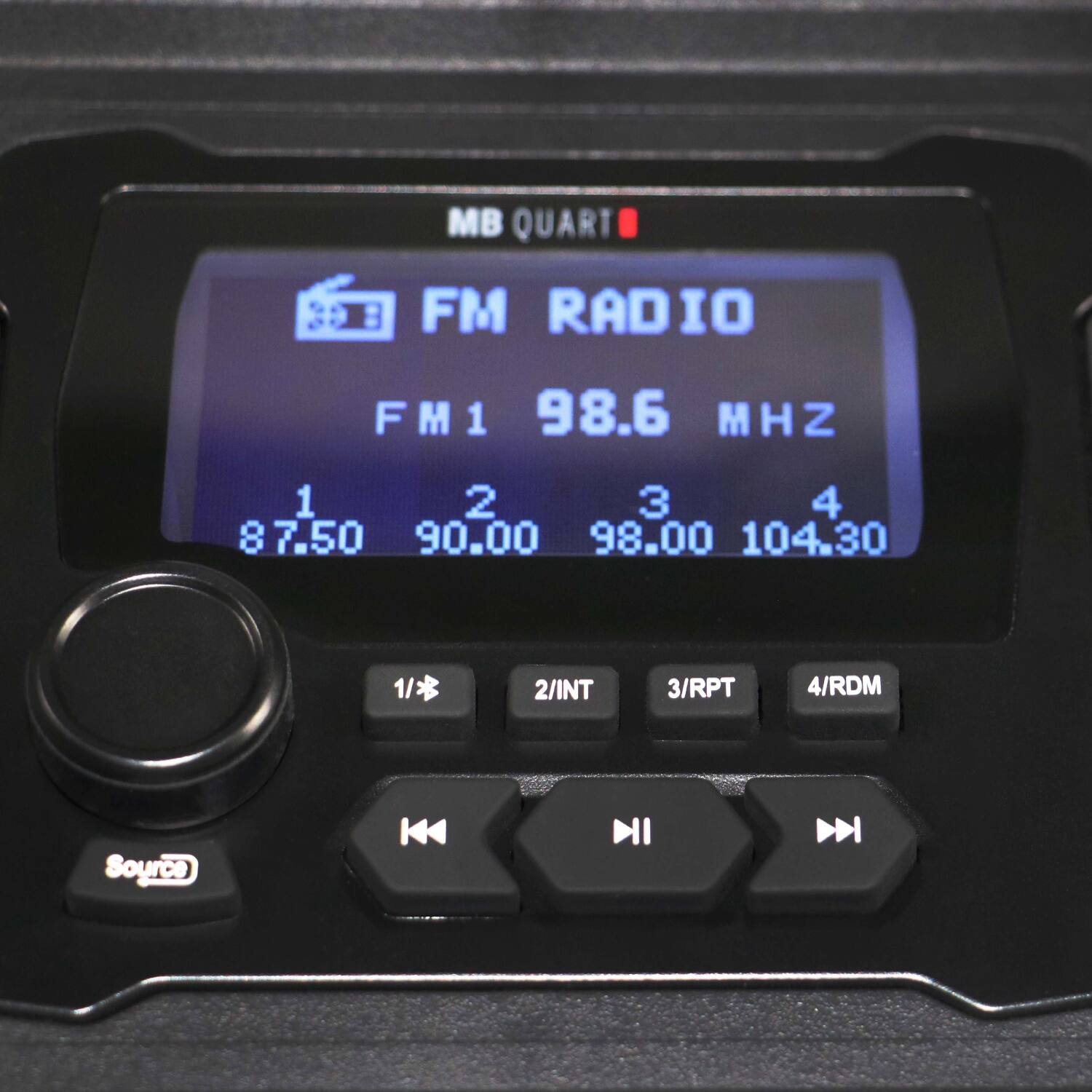 MB QUART, a FM RADIO, FM1 98.6 MHZ, 1 2 3 4, 87.50 90.00 98.00 104.30, 1/* 2/INT 3/RPT 4/RDM, Source