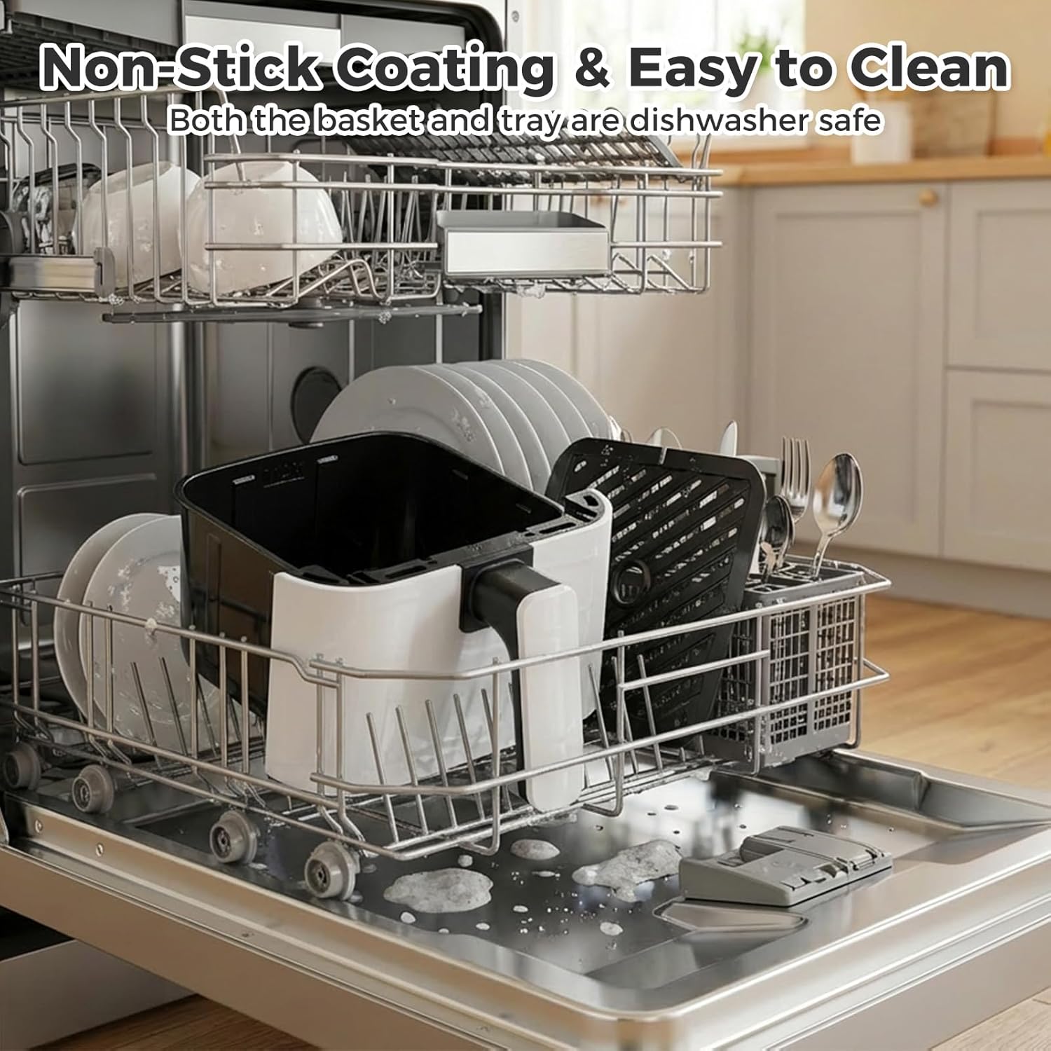 Non-Stick Coating & Easy to Clean  
Both the basket and tray are dishwasher safe