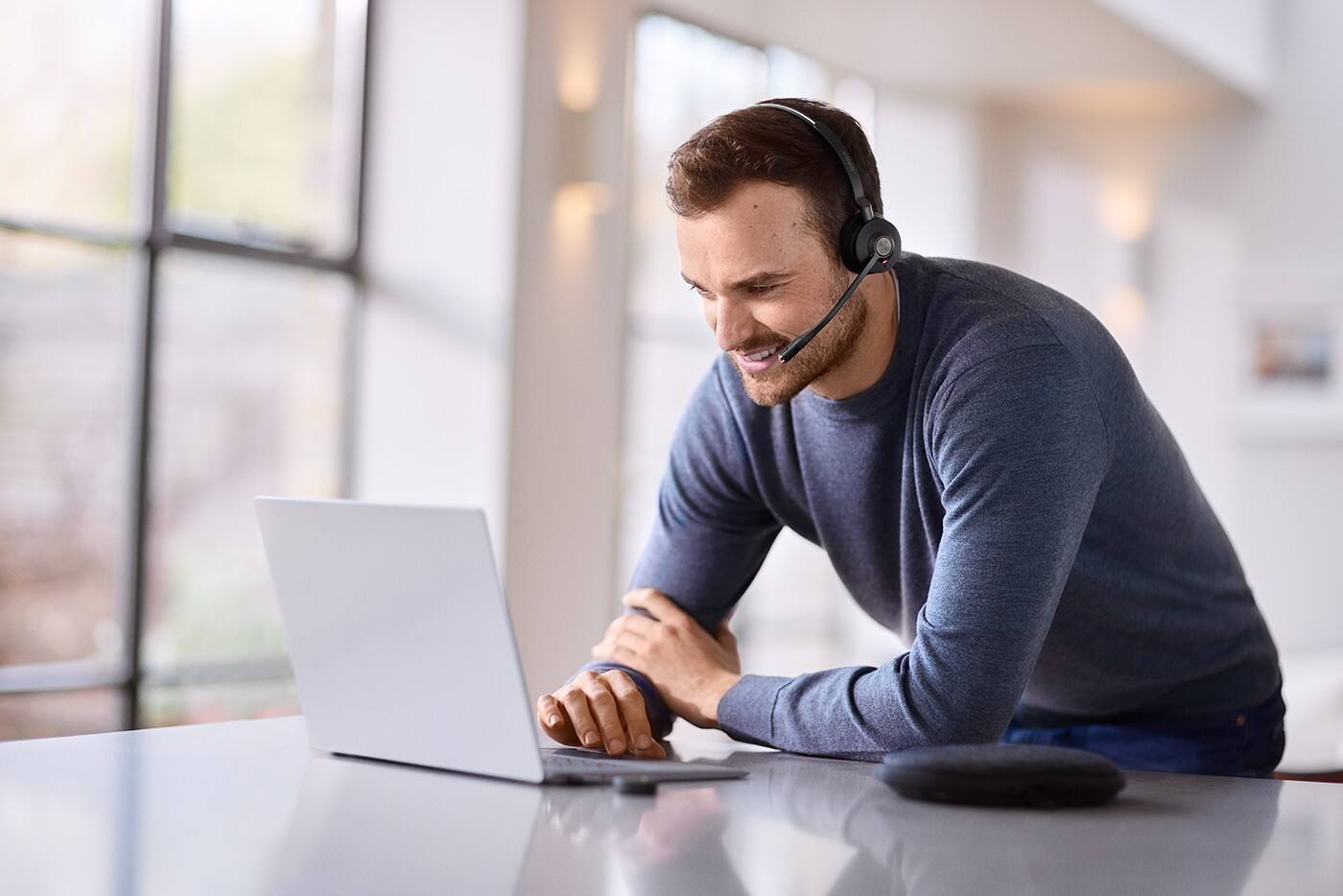 Alt View 3. Jabra - engage 55 - usb-a uc mono with charging stand wireless headset / music - Black.