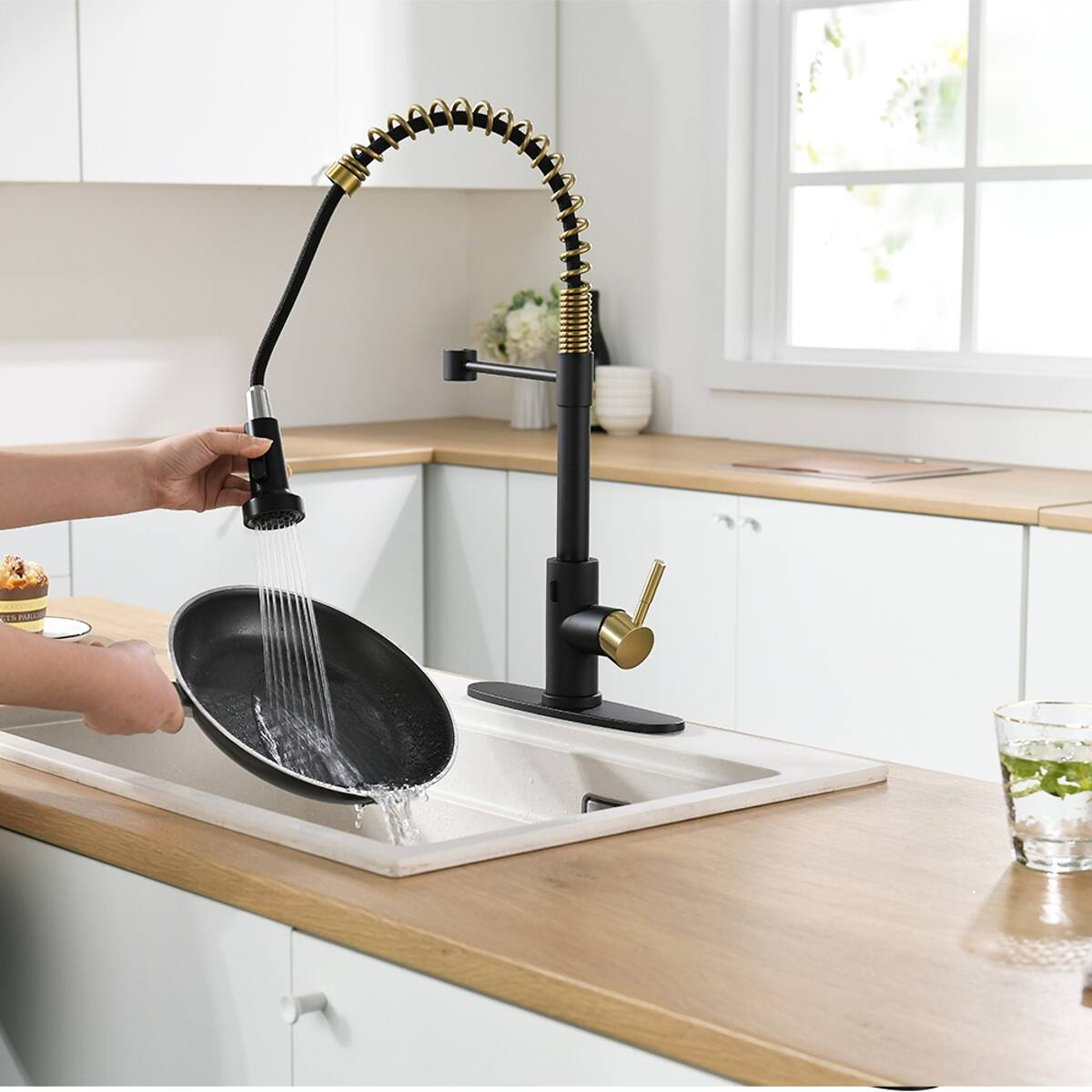 Left. Ropilly - Ropilly Touchless Kitchen Faucet Contemporary Black and Gold Motion Sensor Kitchen Faucet with Pull Down Sprayer - Black+Gold.