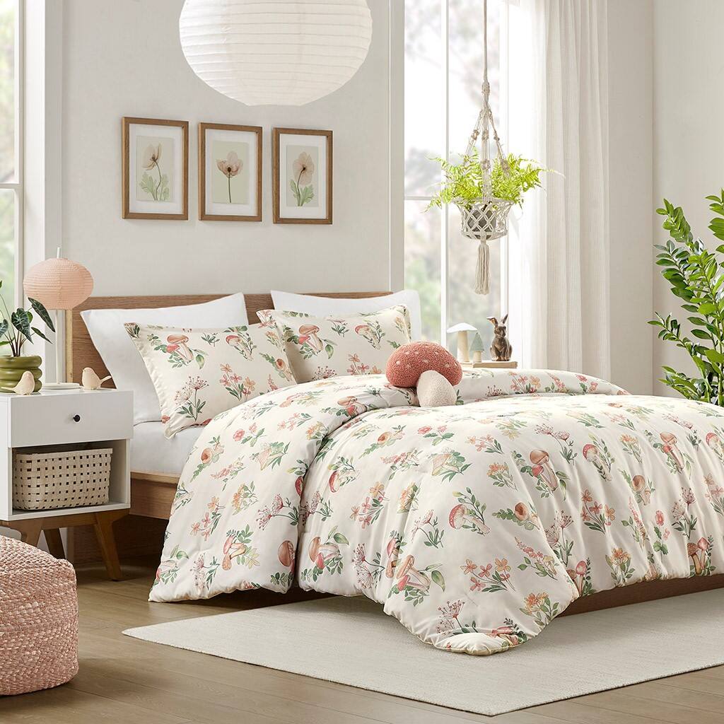 Alt View 1. Gracie Mills - Gracie Mills Orion Comforter Set - Green.
