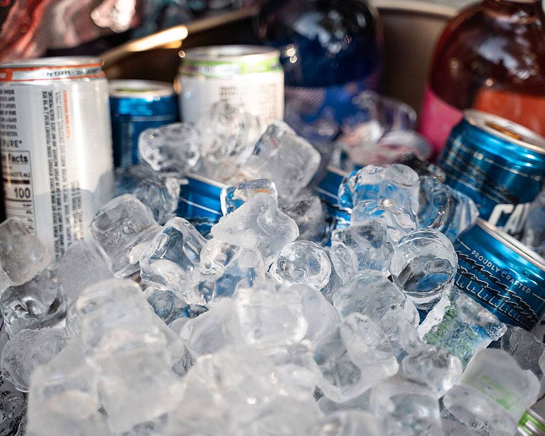 PE CAFFS 18 NON o% MS SMT SHTHEI URE Facts 100 CA PROUDLY CRAFTED LLLGCL 0