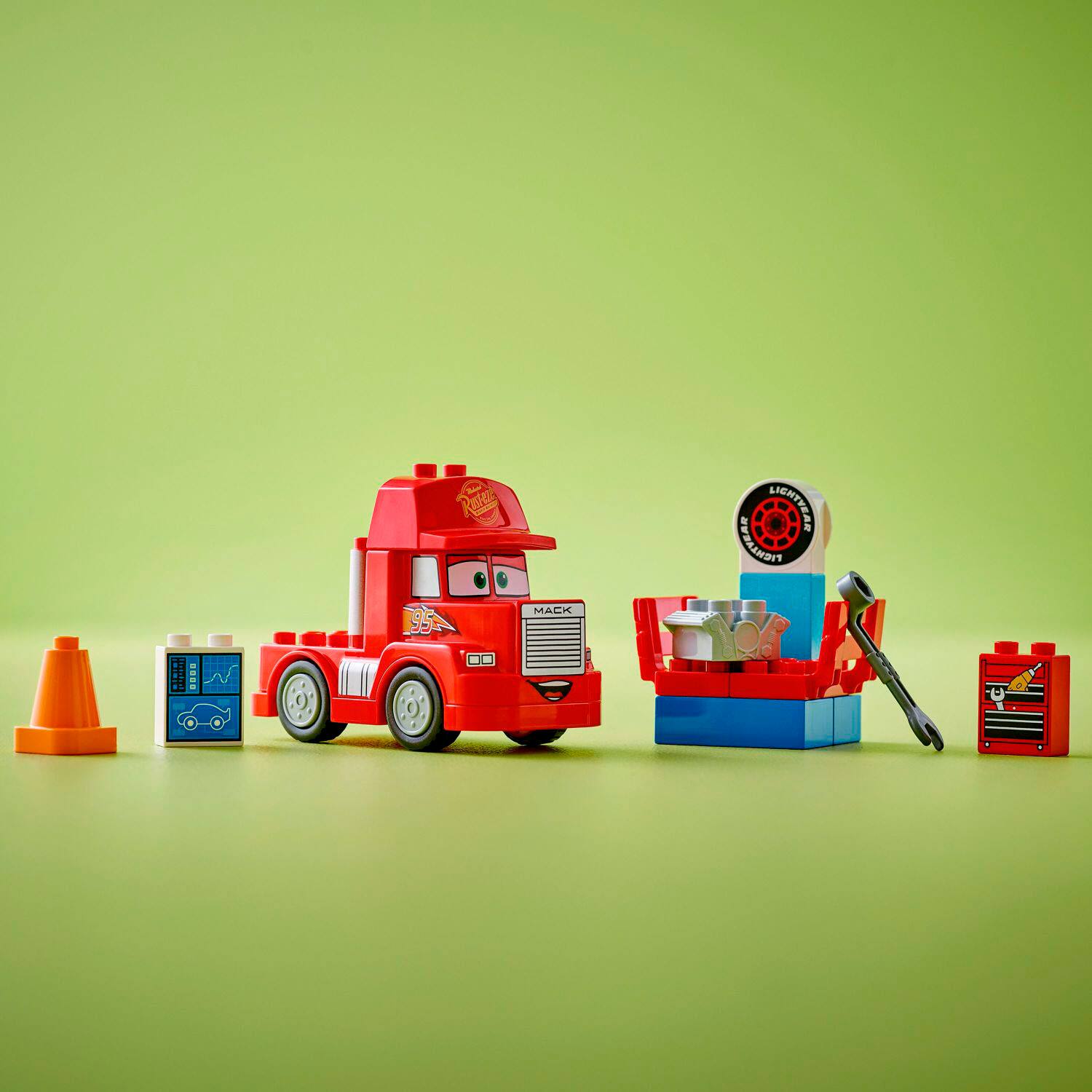 I: W 95 Mack Lightvear.