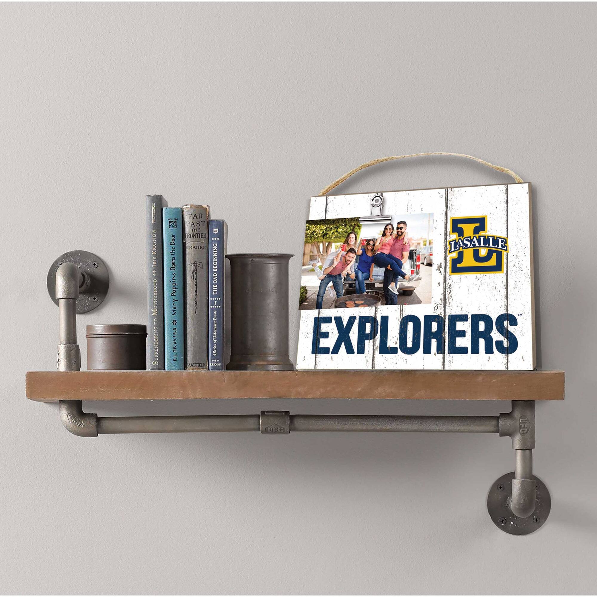 SRATON ..1 :  P F SURIENDERIO Door the Open Popper Mary o P.L.TR.ATERS  AR AST THE OUNTID I SAME BEGINNING BAD THEMD Esan s + !  I N L'SALLE EXPLORERS DEC