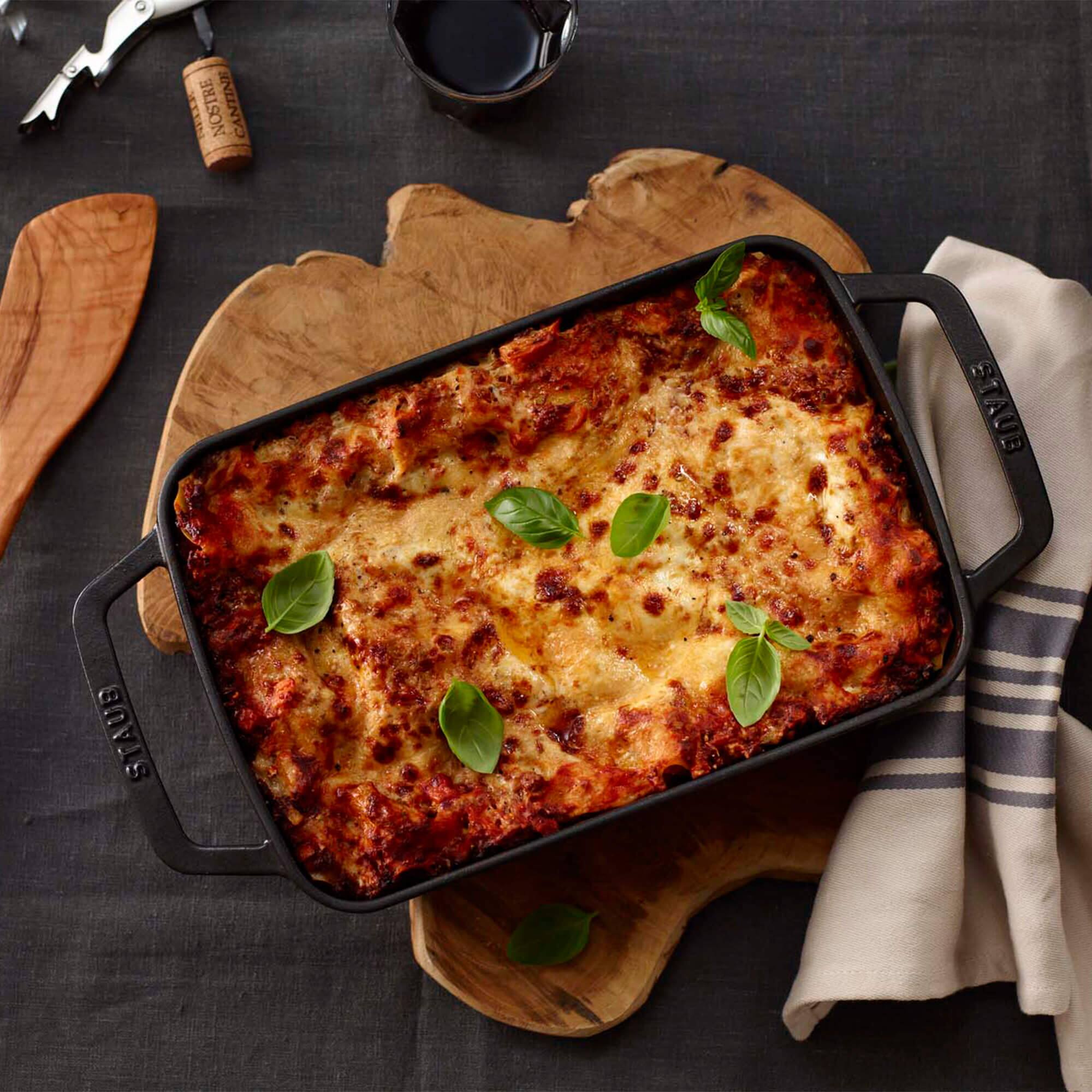 The text on the image reads:

- "NOSTRE CANTINE"
- "STAUB" (on the baking dish)