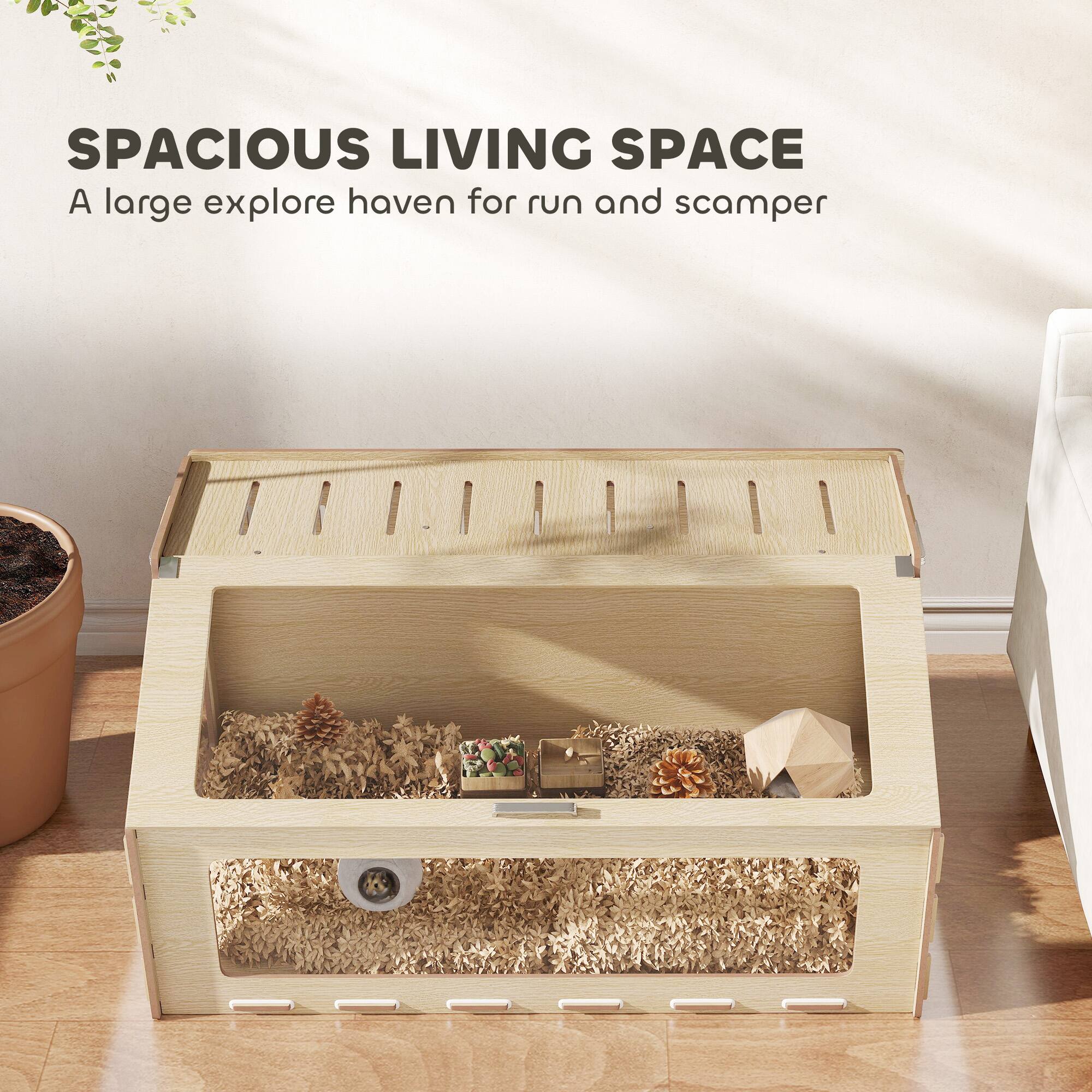 SPACIOUS LIVING SPACE  
A large explore haven for run and scamper