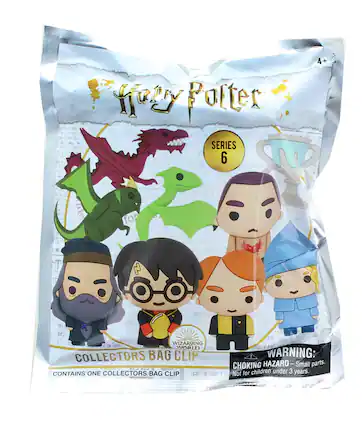 Harry Potter
SERIES 6
WIZARDING WORLD COLLECTORS BAG CLIP
CONTAINS ONE COLLECTORS BAG CLIP
WARNING: CHOKING HAZARD—Small parts. Not for children under 3 years.