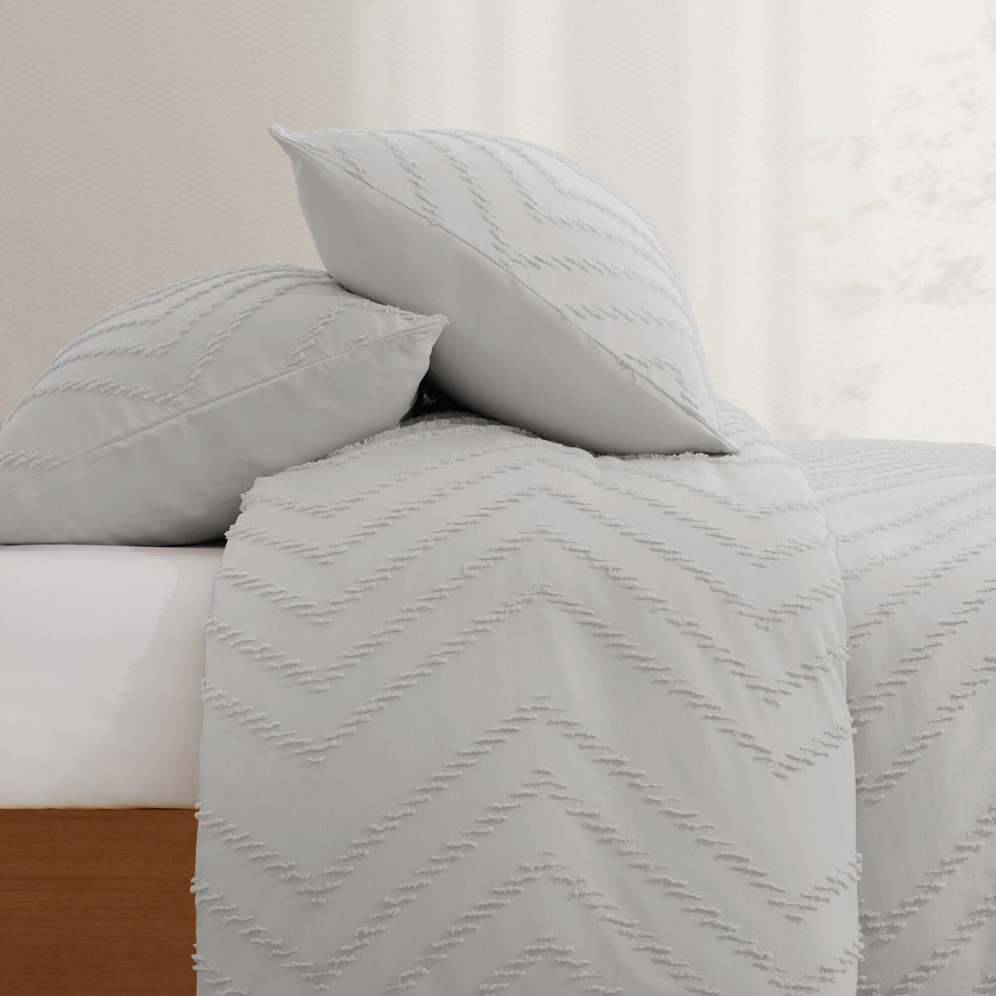Angle. Peace Nest - Peace Nest Tufted Clipped Jacquard Geometric Duvet Cover & Pillowcase Set - Wave Light Gray.