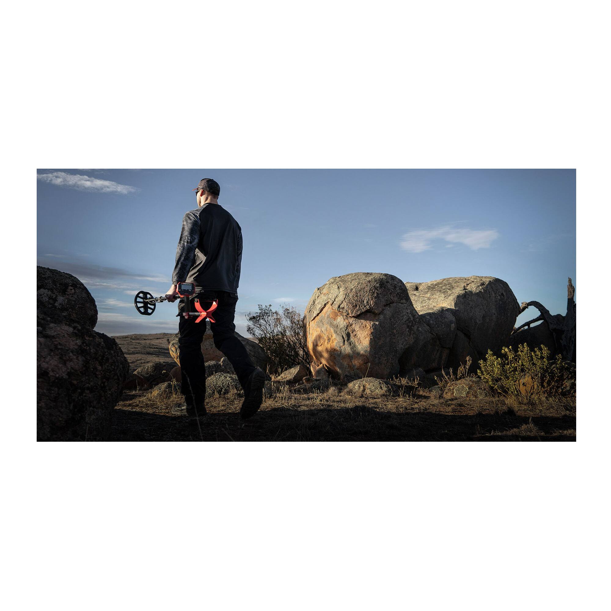 Left. Minelab - Minelab Vanquish 540 All-Terrain, Accurate, and Lightweight Metal Detector.