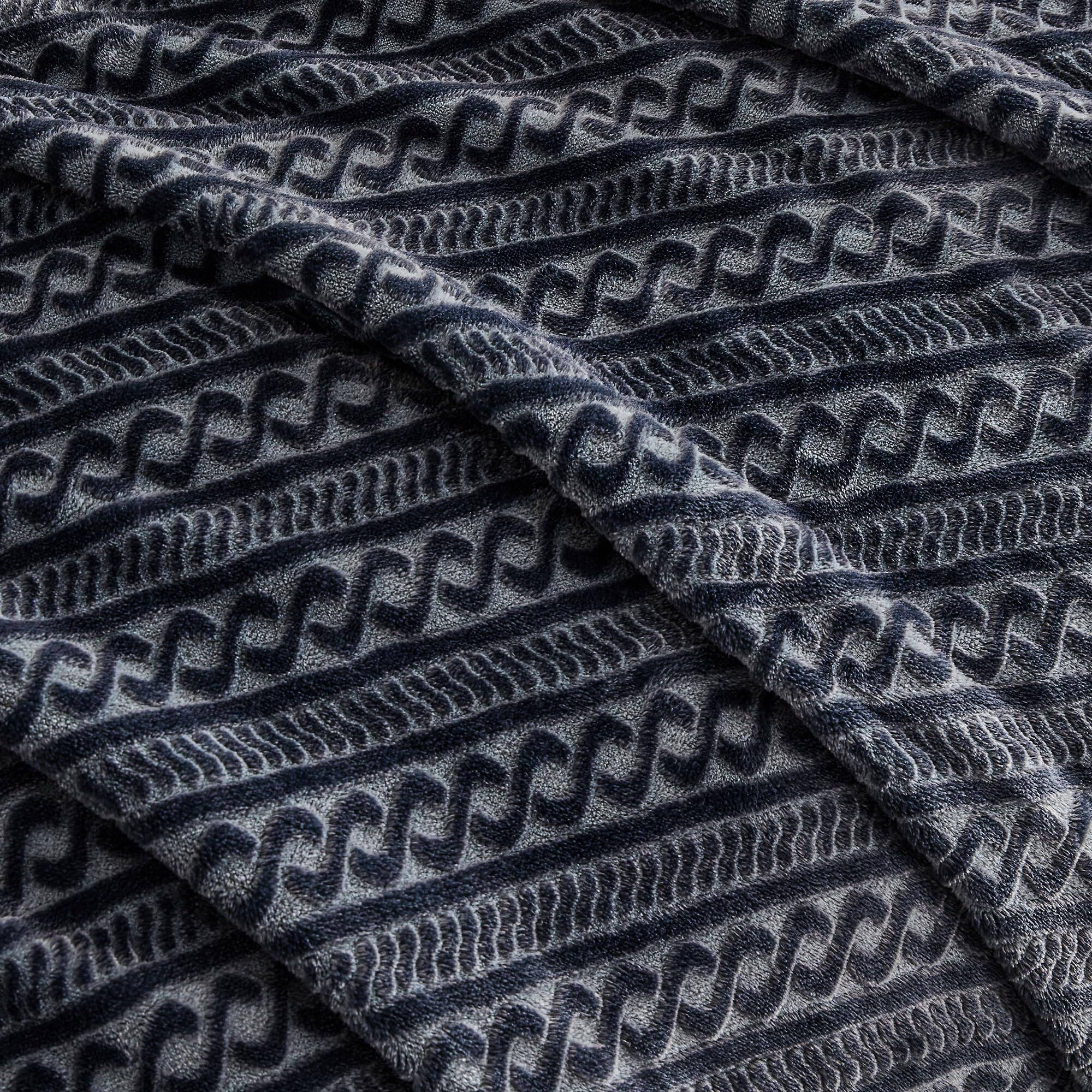 The text in the image appears to be "C a TNON e CN YR ecc B TOp". Here is the corrected and grouped version:

"C a TNON e CN YR ecc B TOp"