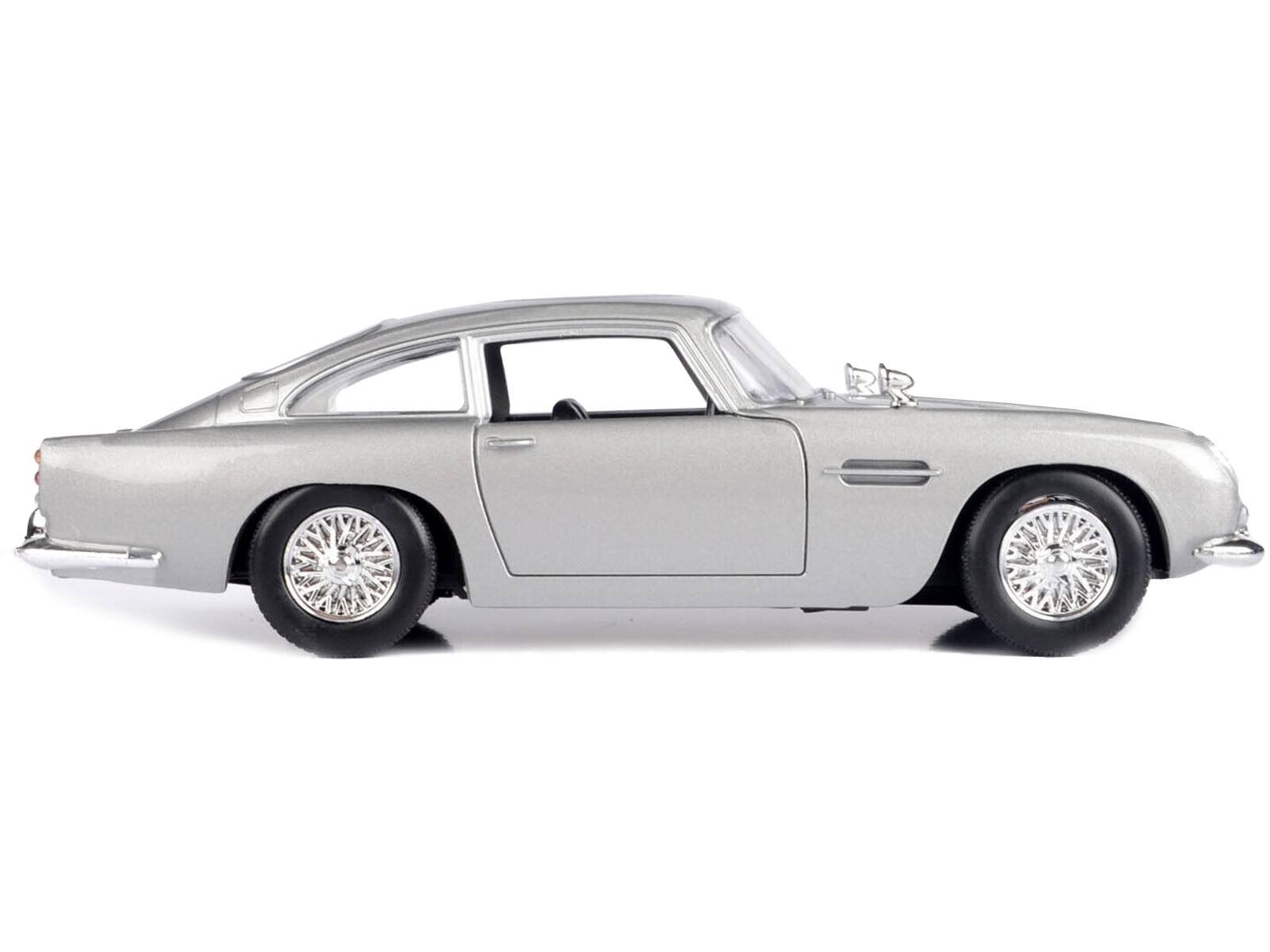 Angle. Motormax - Aston Martin DB5 RHD Silver Metallic James Bond 007 "Goldfinger" (1964) Movie "James Bond Collection" Series 1/24 - Silver Metallic.
