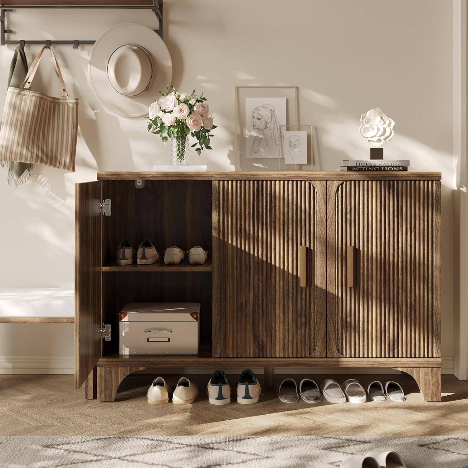 Horse Racing & Acting Lions