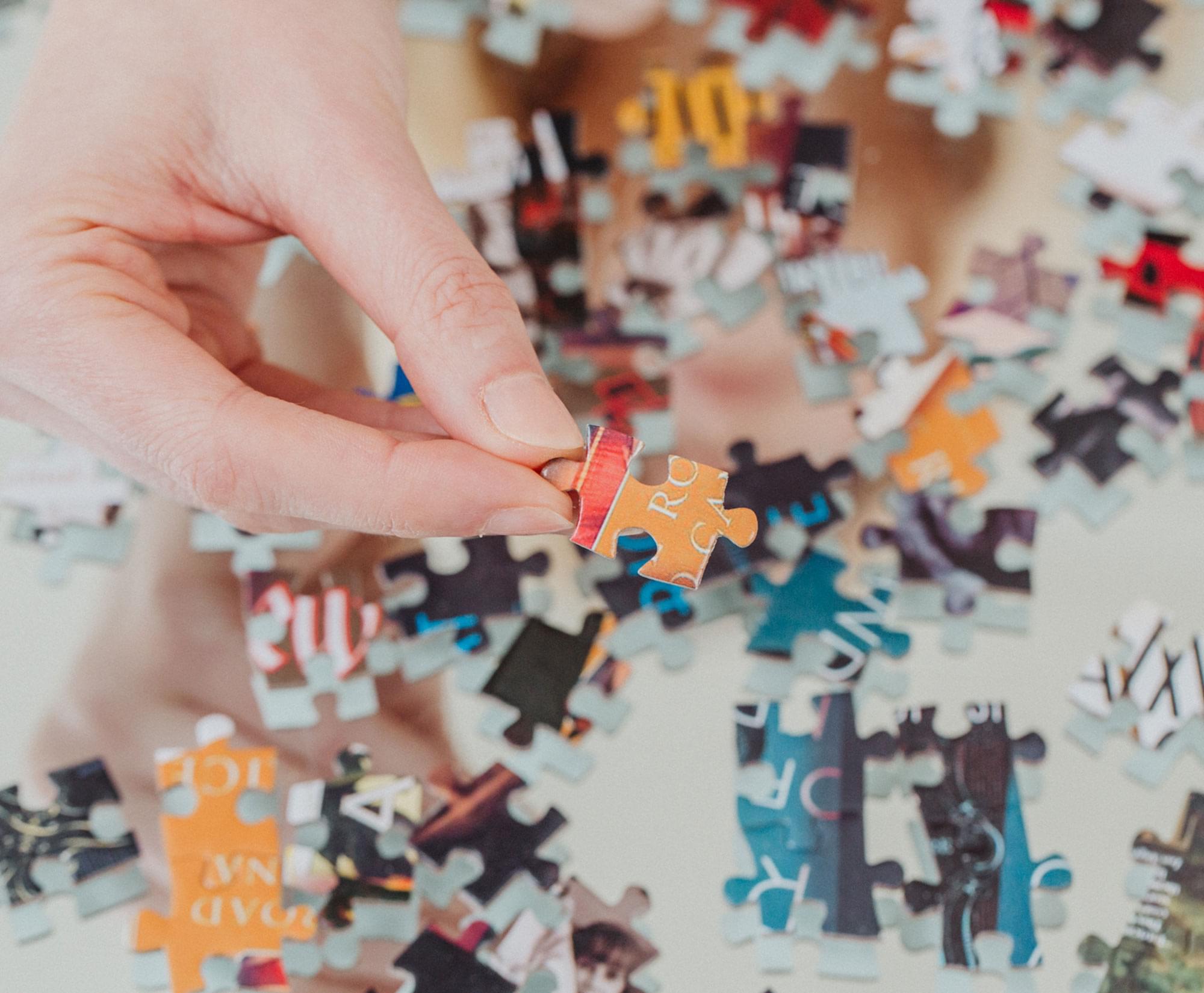 The text in the image reads:

"JO eu ICE VN avO RO OCA C OR"

Corrected and grouped:

"JO eu ICE VN avO RO OCA C OR"